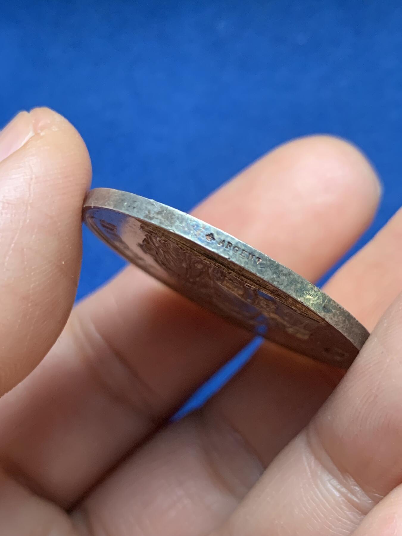 《竞宝斋》第467场 周日，周一 2场连拍 （全场包邮）欢迎送拍 法国婚姻与爱情纪念银章，15.36g，33.4mm，蜜蜂边铭。