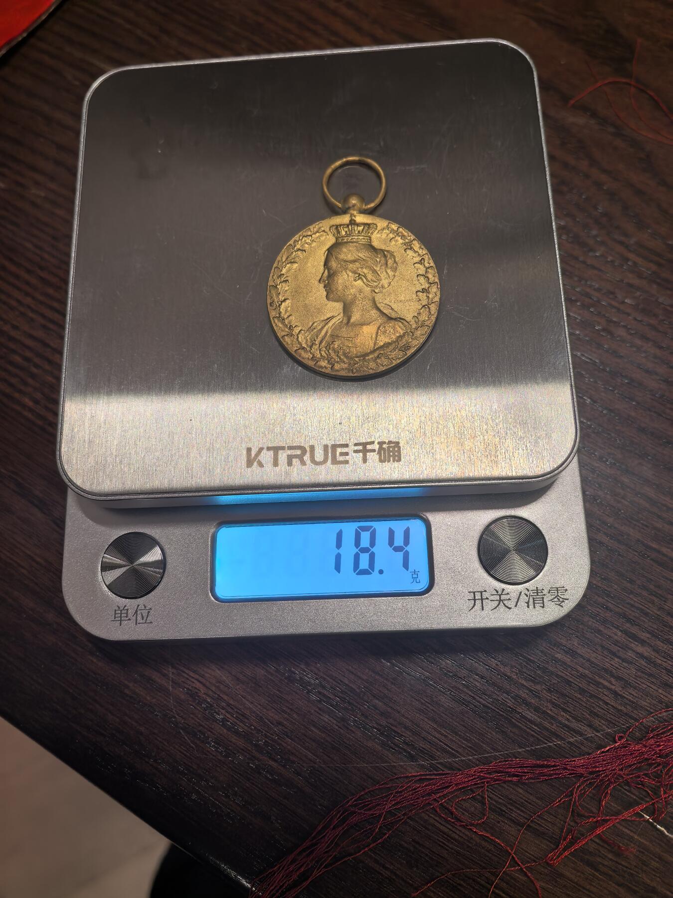 欧洲银章和银币 比利时一战国家援助与食品委员会奖章（1914-1918）解读 这是一枚由比利时雕刻家 Godefroy Devreese 设计的铜质镀金奖章，用于表彰在第一次世界大战期间，为比利时国家援助与食品委员会