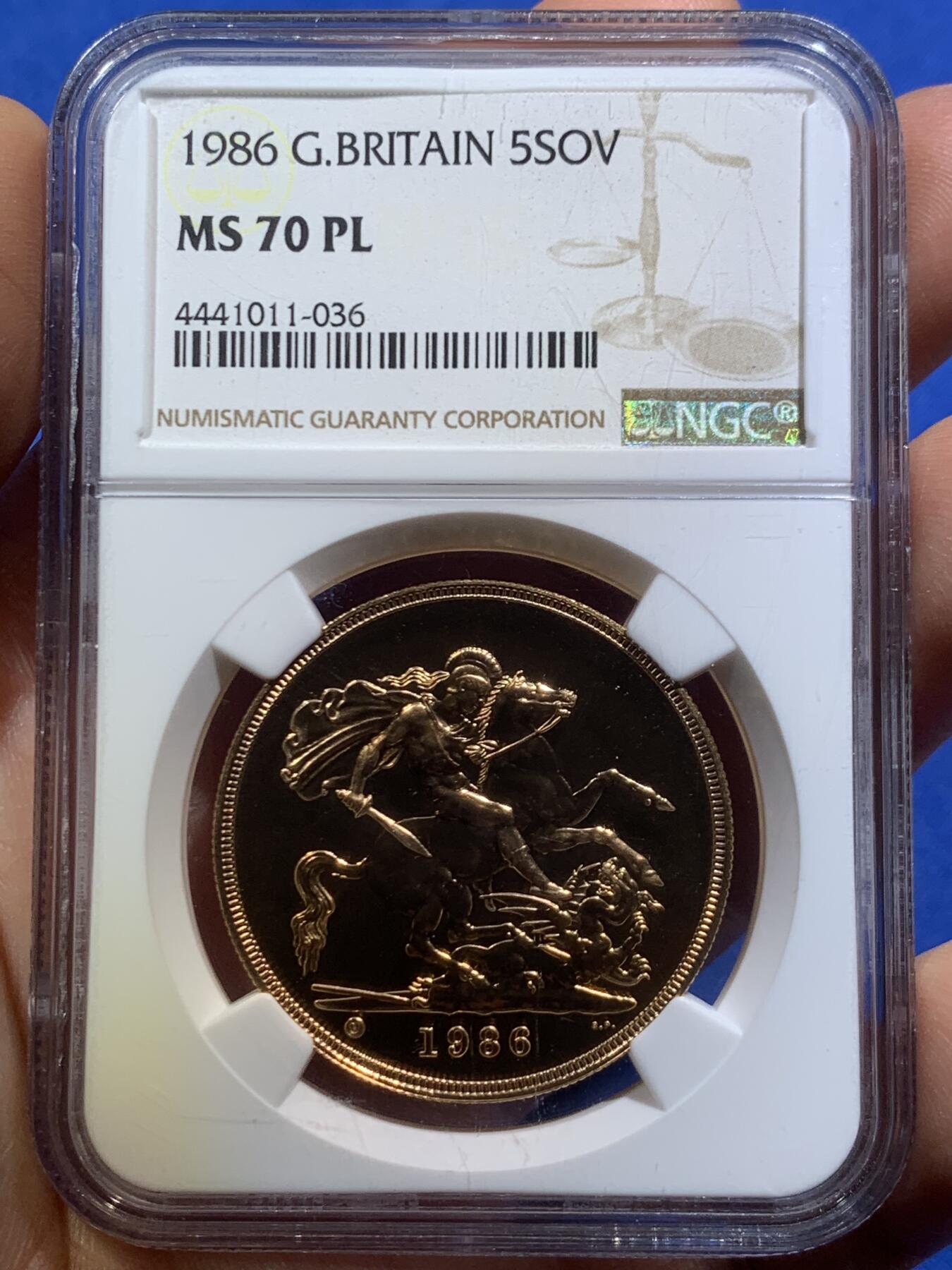 《竞宝斋》第467场 周日，周一 2场连拍 （全场包邮）欢迎送拍 冠军分 NGC MS70PL 英国1986年伊丽莎白二世-马剑5索维林（5英镑）金币 39.94克 9167金 铸造量7723枚 ebuy69分标价7800美元 状态一流