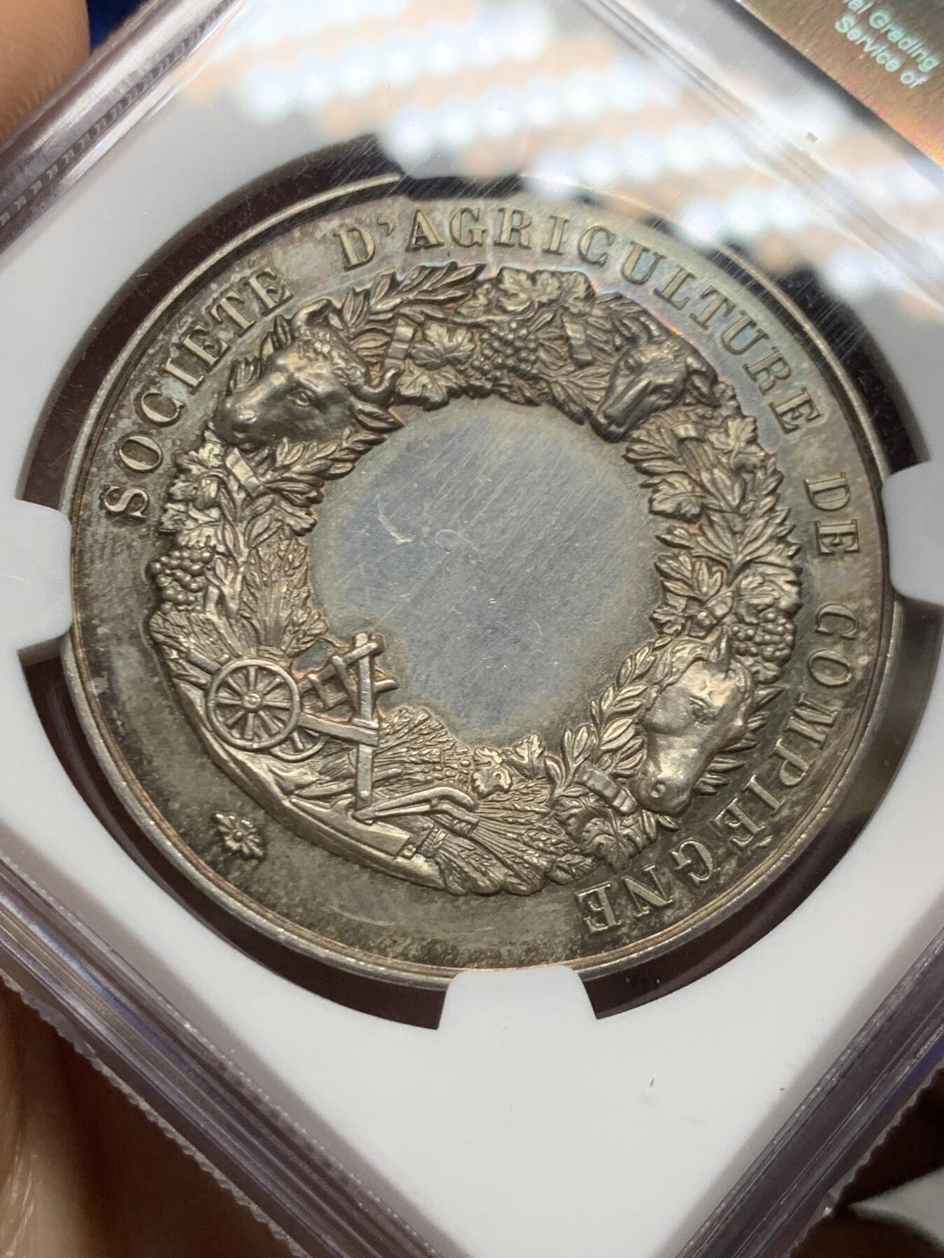 《竞宝斋》第467场 周日，周一 2场连拍 （全场包邮）欢迎送拍 NGC MS63 法国贡比涅农业协会大银章，39mm大规格，丰饶角边铭。清凉女神与三个小天使，经典图案，古典风格。背面花环繁复精美，原味老五彩