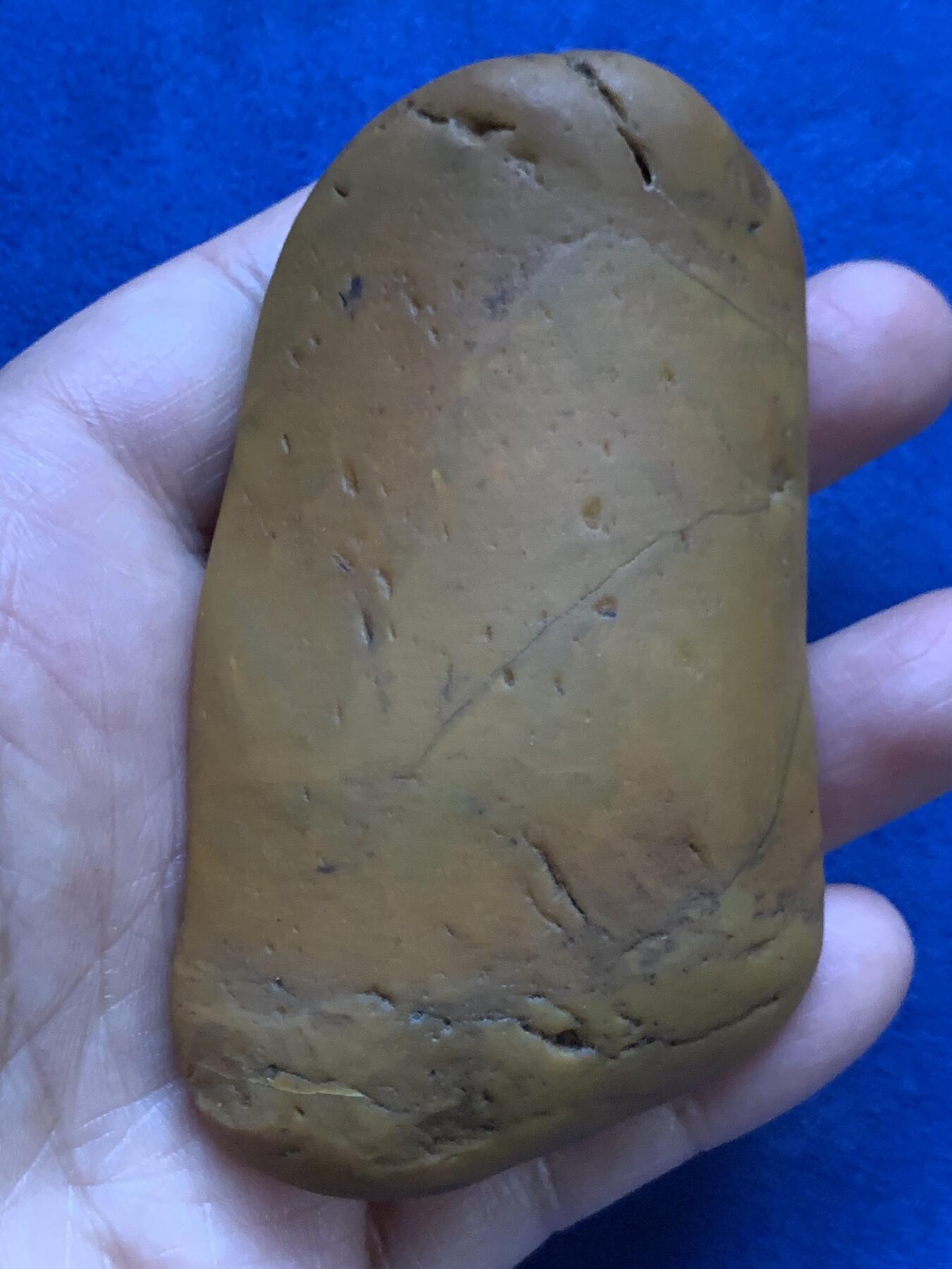 《竞宝斋》第467场 周日，周一 2场连拍 （全场包邮）欢迎送拍 黄蜡石石雕·苍鹰 手把件，重155克，大小适中，石型一手握，鹰眼有神，宛如活物，也是很好的镇纸