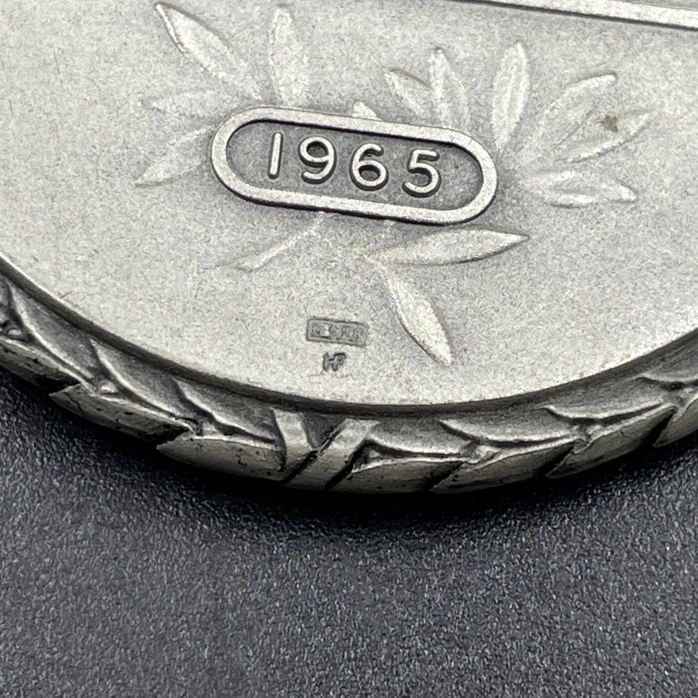 「木头集藏」章牌专场-第69场 Huguenin Frères～1965年瑞士红十字会撒玛利亚人联合会银章。直径：42mm，50.1g，背面下方标有含银量0.925和厂标HF，边缘的花边设计很有特色。  正面肖像是“红十字会之父”亨利·杜南（Henri Dunant，1828-1910年），他在1863年促成了国际红十字会的创立，1864年的《日内瓦公约》也是以他的思想为基础。