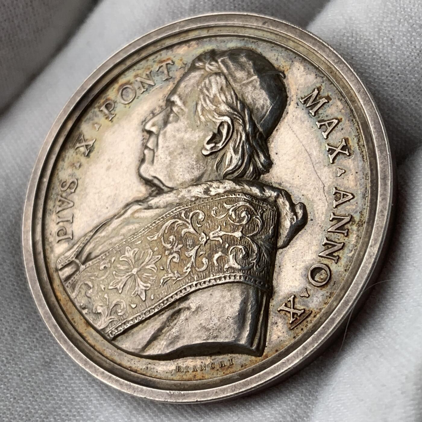 掌中浮雕-藏着的欧洲第053场 1913年梵蒂冈教皇庇护十世头像，卡拉布里亚神学院纪念银章，44 mm，35.7g