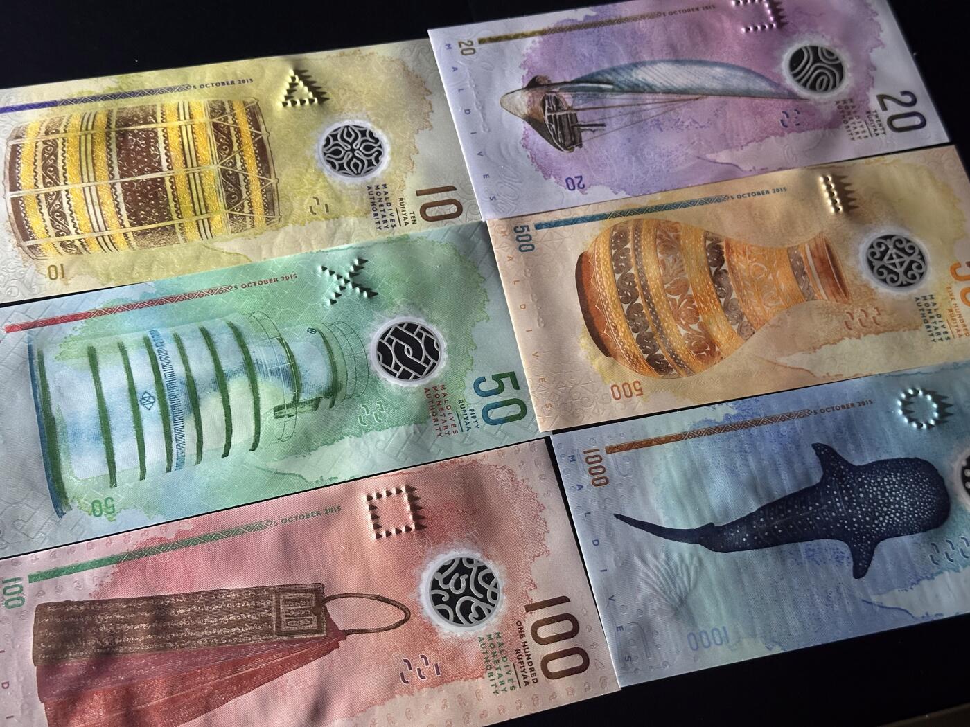 《外钞收藏家》第六百一十四期（精选场）（长期征集拍品、欢迎藏友们联系合作） 2015年马尔代夫10-1000面额 六张一起 A冠 全同号 重复号131313 人二 全新UNC