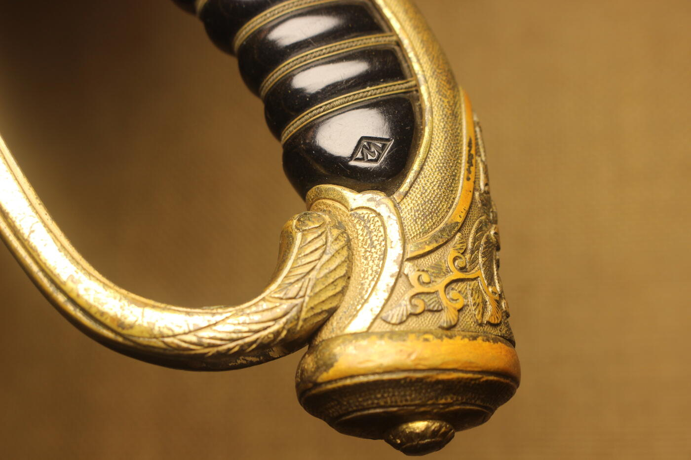 明治19式尉官指挥刀刀柄，赛璐珞握柄，有一条铜质掐丝断裂，主体结构无损，日常使用品相 