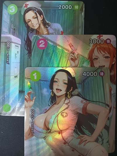 花开卡拍第61期（3月7号周六截拍，品控勿拍!!!拍品不寄存，运费5元（新疆需补运费差价或顺丰到付），自制卡难免瑕疵，可能存在轻微撞角爆边等出厂瑕疵，品控介意勿拍！） - 皇帝新衣 op护士三人组3张 正反面 折光彩闪