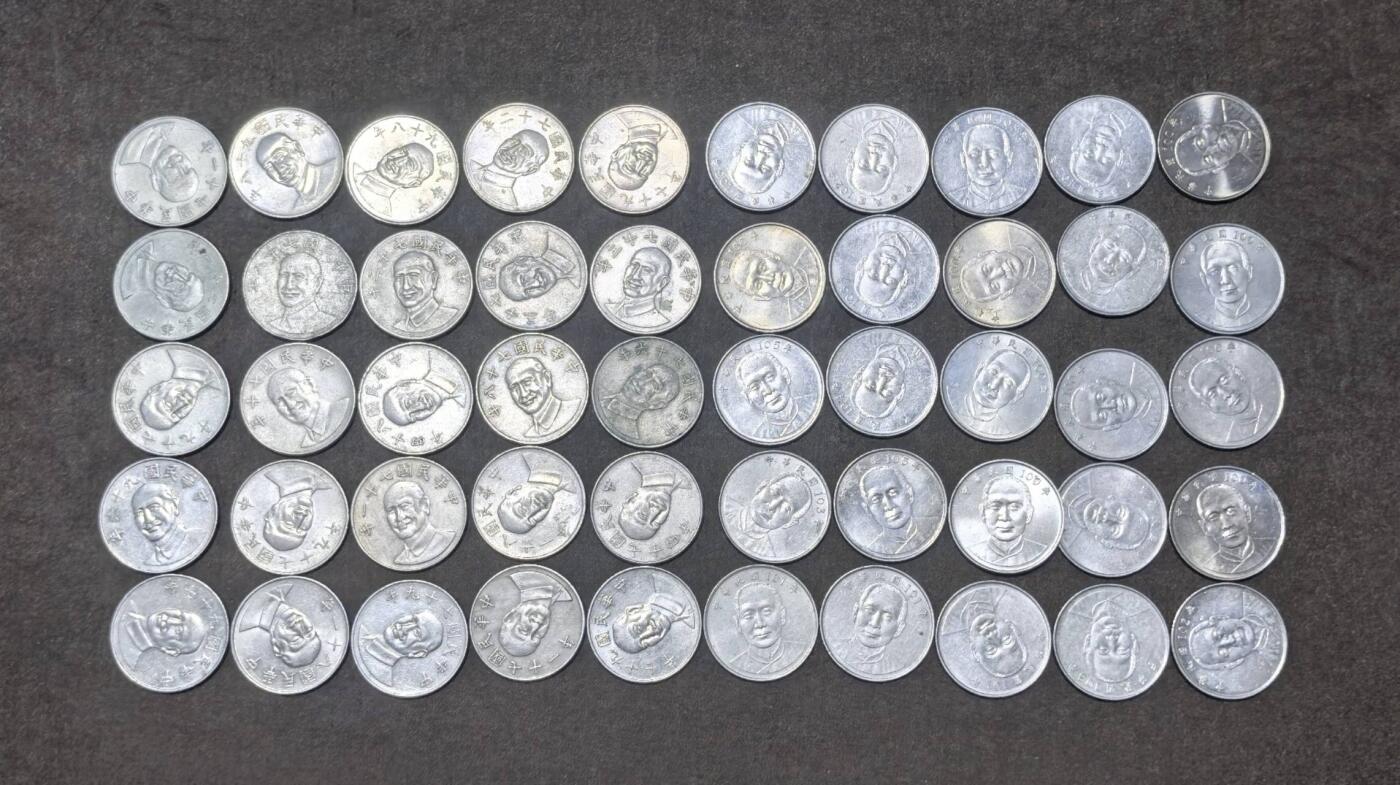 北京马甸外国币专卖第148期，外国币，中国早期纪念币专场，陆续上拍，欢迎关注 弯弯10元流通币，纪念币各25枚，一共50枚