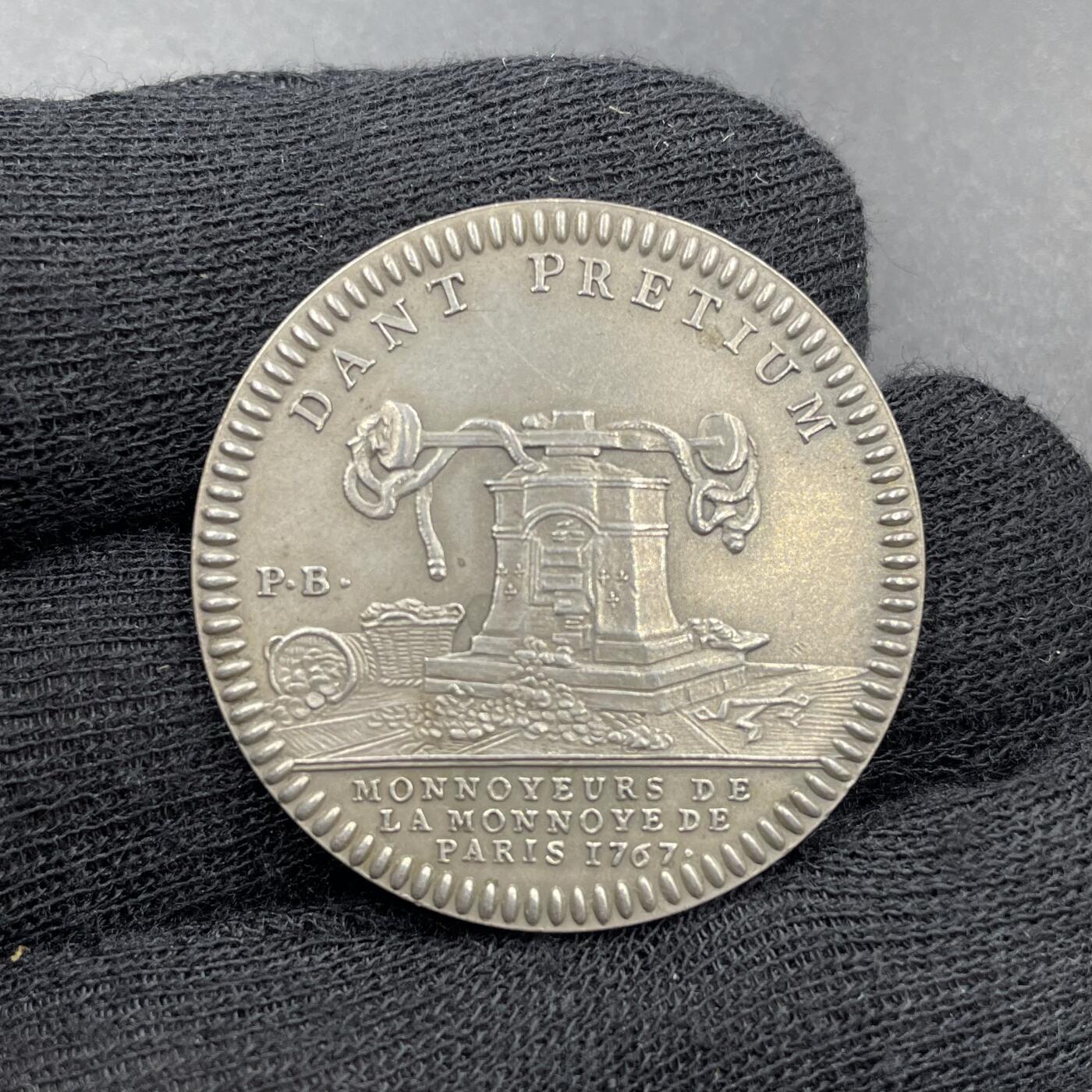 「木头集藏」章牌专场-第69场 Filius～法国巴黎造币厂钱币铸造与校准Jeton银章，直径：32mm，11.2g，边铭：丰饶角 ARGENT，少见品种！原章为1767年设计，这枚是巴黎造币厂19世纪末期重铸版本。章正反两面分别展示的是18世纪巴黎造币厂的钱币铸造和校准工艺，当时由于币坯重量不够精确，需要对钱币的重量进行人工校准。铸造这一面展示的机器是螺旋铸币机，校准这一面展示了天平、锤子、锉刀等工具。