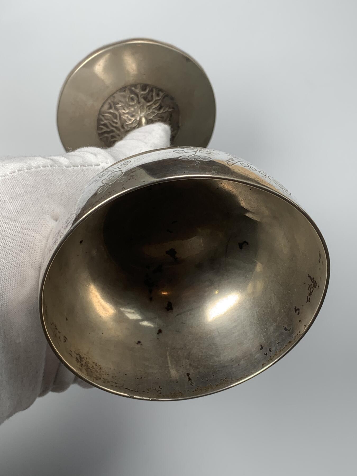 掌中浮雕-藏着的欧洲第053场 清末民初十三行联合银楼喜鹊登梅银杯，工艺很巧妙，杯柄做成了梅树树干，底座上浮雕了树根，杯壁上崭刻了梅花了喜鹊。纯银杯，底座内侧有标。luen-wo联合银楼，起源于广州十三行的粤帮银楼，1860-1920年代开设于上海。重量147.3克，高度12cm，口径8.7cm