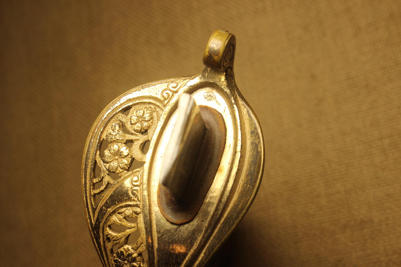 明治19式尉官指挥刀刀柄，赛璐珞握柄，有一条铜质掐丝断裂，主体结构无损，日常使用品相 