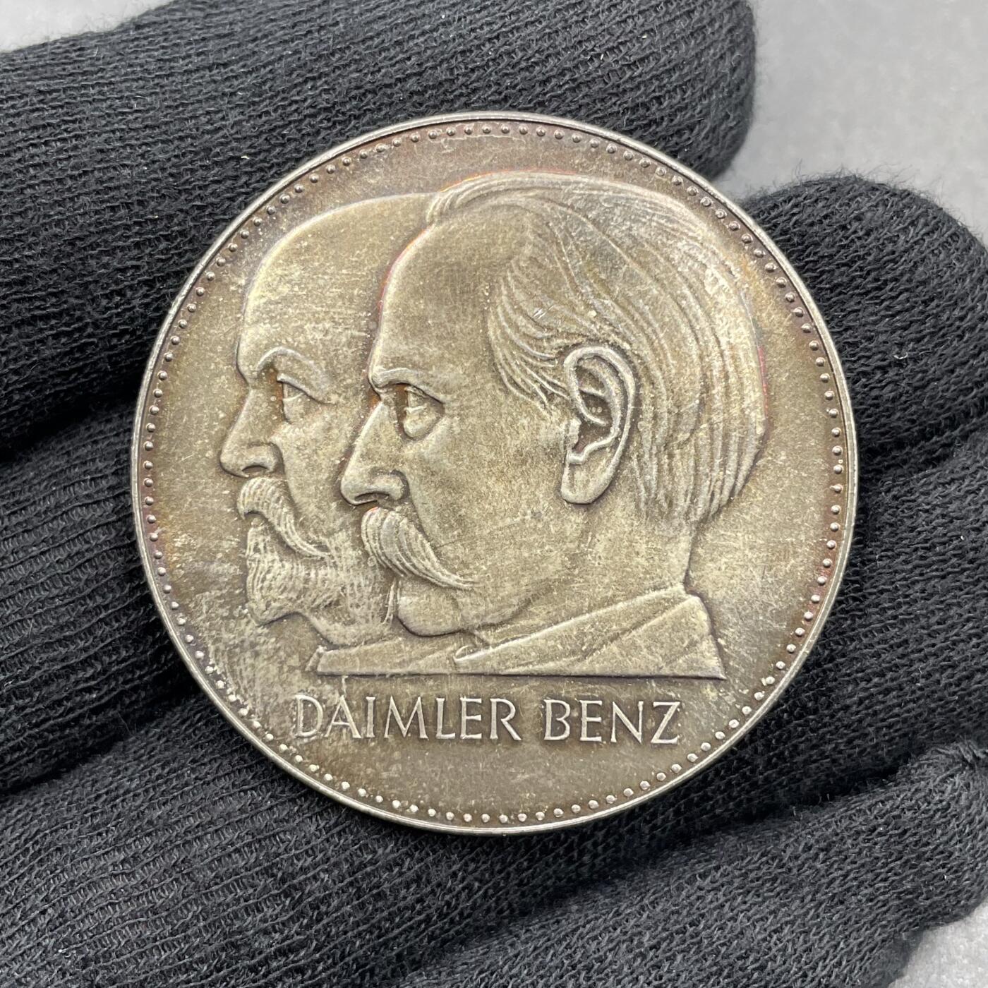 「木头集藏」章牌专场-第69场 Roth～1961年德国汽车工业75周年纪念银章，直径：40mm，25g，包浆漂亮，背面有1000银标（千足银）。正面肖像是世界汽车工业的先驱卡尔·本茨和戈特利布·戴姆勒。1886年卡尔·本茨发明三轮汽车并获专利，戴姆勒同期发明四轮汽车。1926年两家公司合并为戴姆勒-奔驰汽车公司。