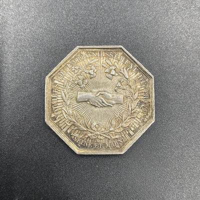 「木头集藏」章牌专场-第69场 - 法国普罗万区公证人协会八角银章，直径：30.5 mm，12.5 g，边铭：蜜蜂 ARGENT （1860-1879年），淡彩氧化，品相很不错。