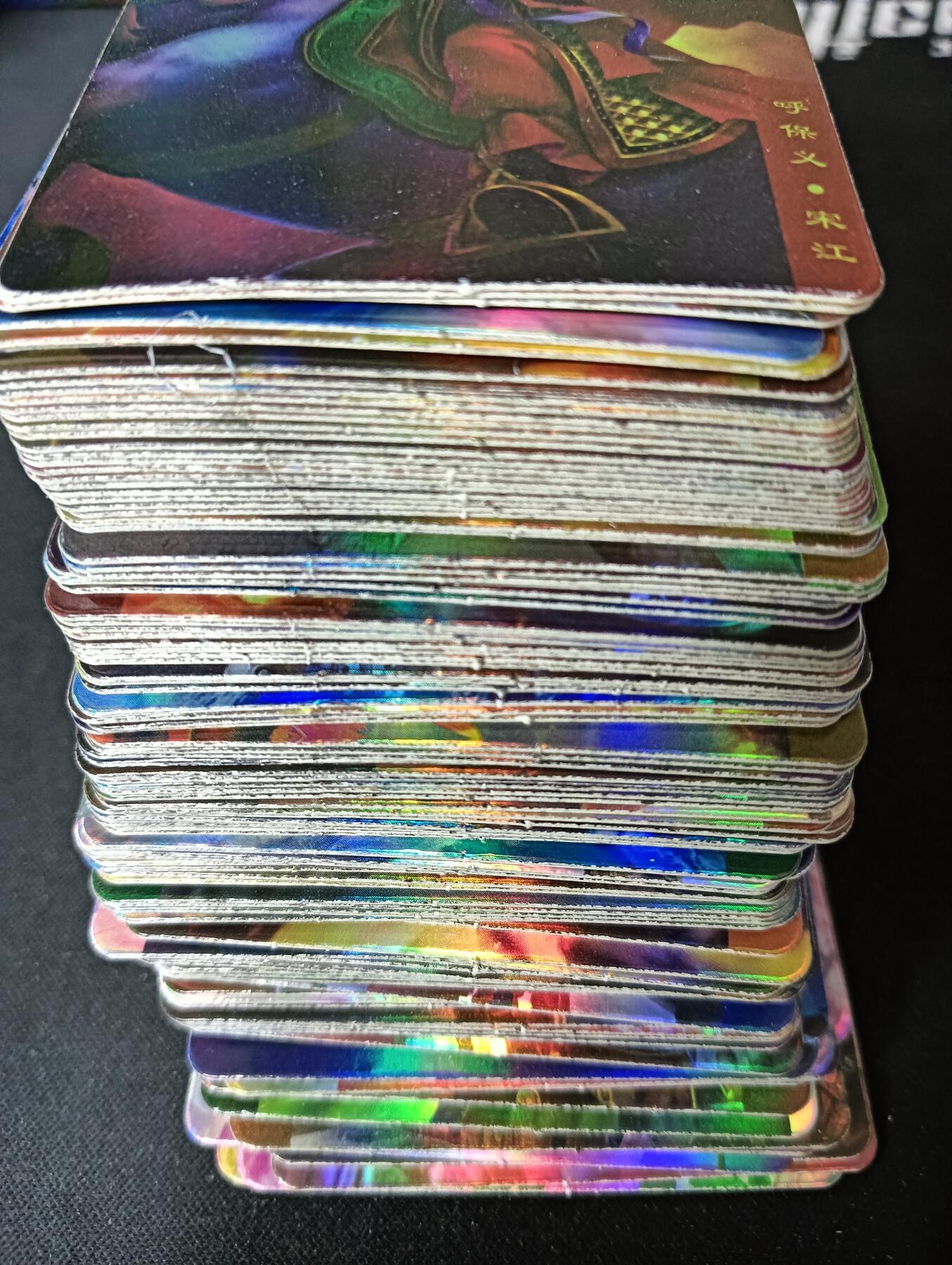 花开卡拍第61期（3月7号周六截拍，品控勿拍!!!拍品不寄存，运费5元（新疆需补运费差价或顺丰到付），自制卡难免瑕疵，可能存在轻微撞角爆边等出厂瑕疵，品控介意勿拍！） 【新疆顺丰到付】鲁艺摩点众筹水浒英雄榜（镭射版），130+张，鲁艺经典渣渣卡，品相一般默认瑕疵介意勿拍