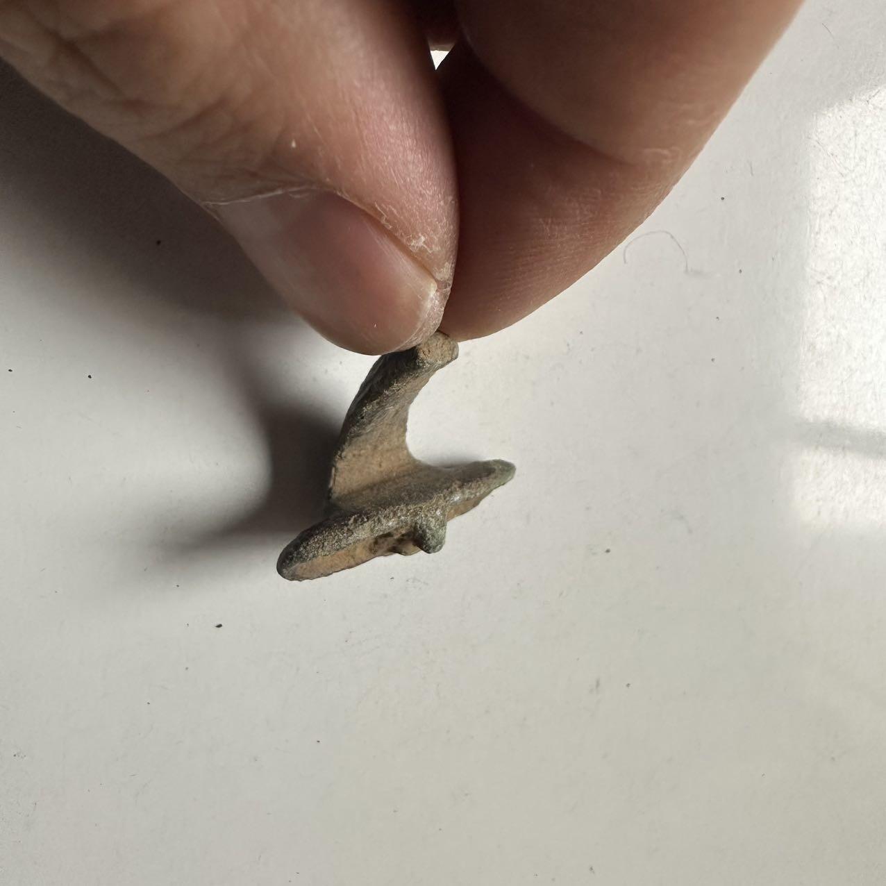 🌹外币初藏🌹🐯2026年第24场  每周二四六晚8️⃣点 接代拍 中国汉代青铜带钩残件 双兽首式 长约2.5cm 重约6g 生坑绿锈