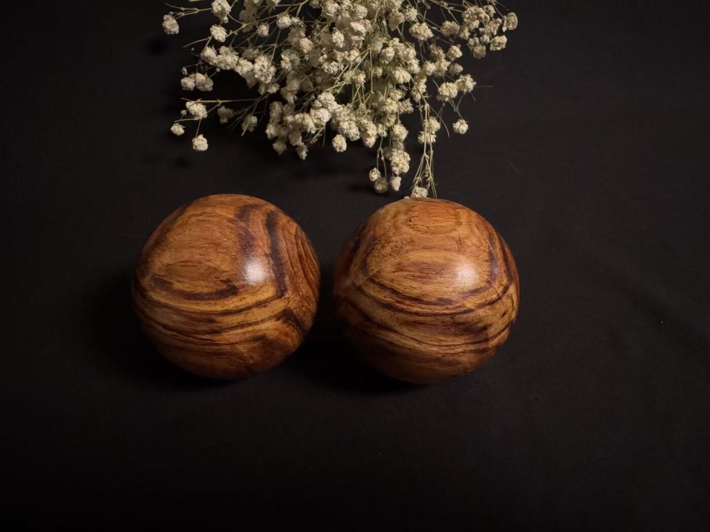 零元拍：  超美对眼海南黄花梨超大手球一对，尺寸：54-55MM