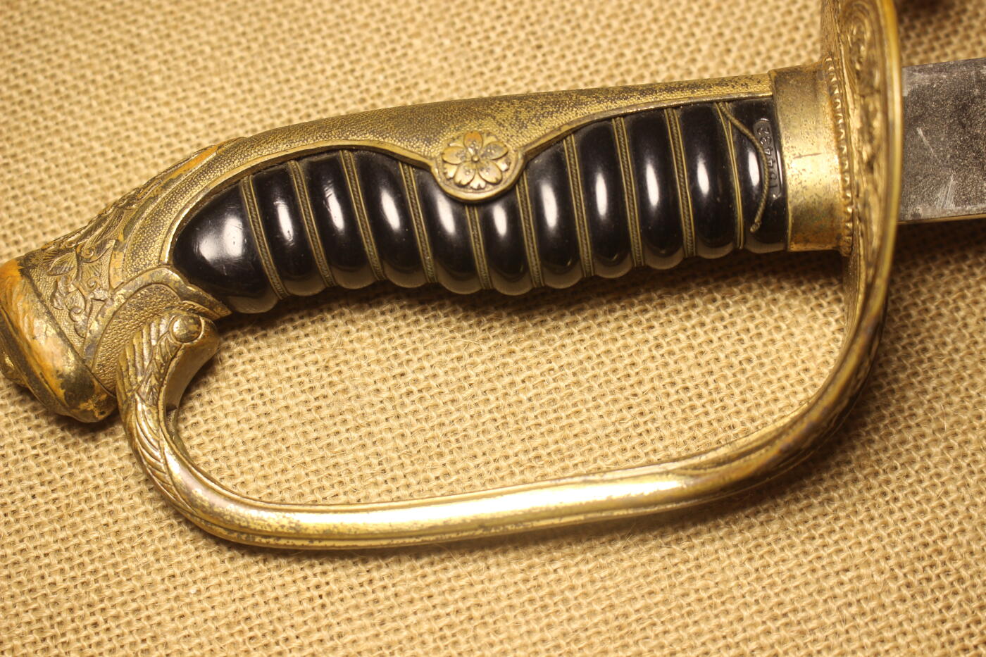 明治19式尉官指挥刀刀柄，赛璐珞握柄，有一条铜质掐丝断裂，主体结构无损，日常使用品相 