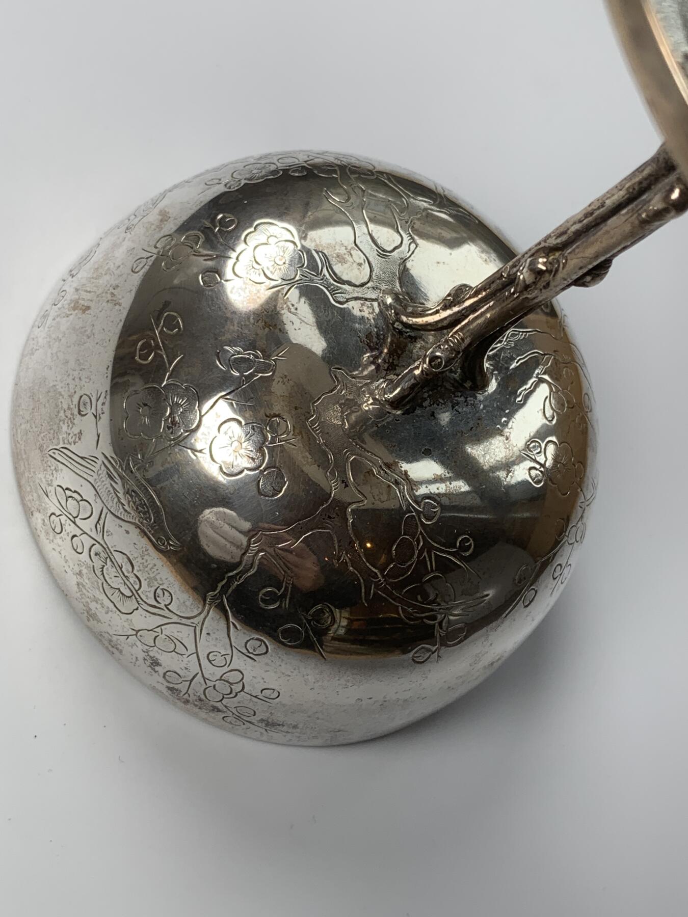 掌中浮雕-藏着的欧洲第053场 清末民初十三行联合银楼喜鹊登梅银杯，工艺很巧妙，杯柄做成了梅树树干，底座上浮雕了树根，杯壁上崭刻了梅花了喜鹊。纯银杯，底座内侧有标。luen-wo联合银楼，起源于广州十三行的粤帮银楼，1860-1920年代开设于上海。重量147.3克，高度12cm，口径8.7cm