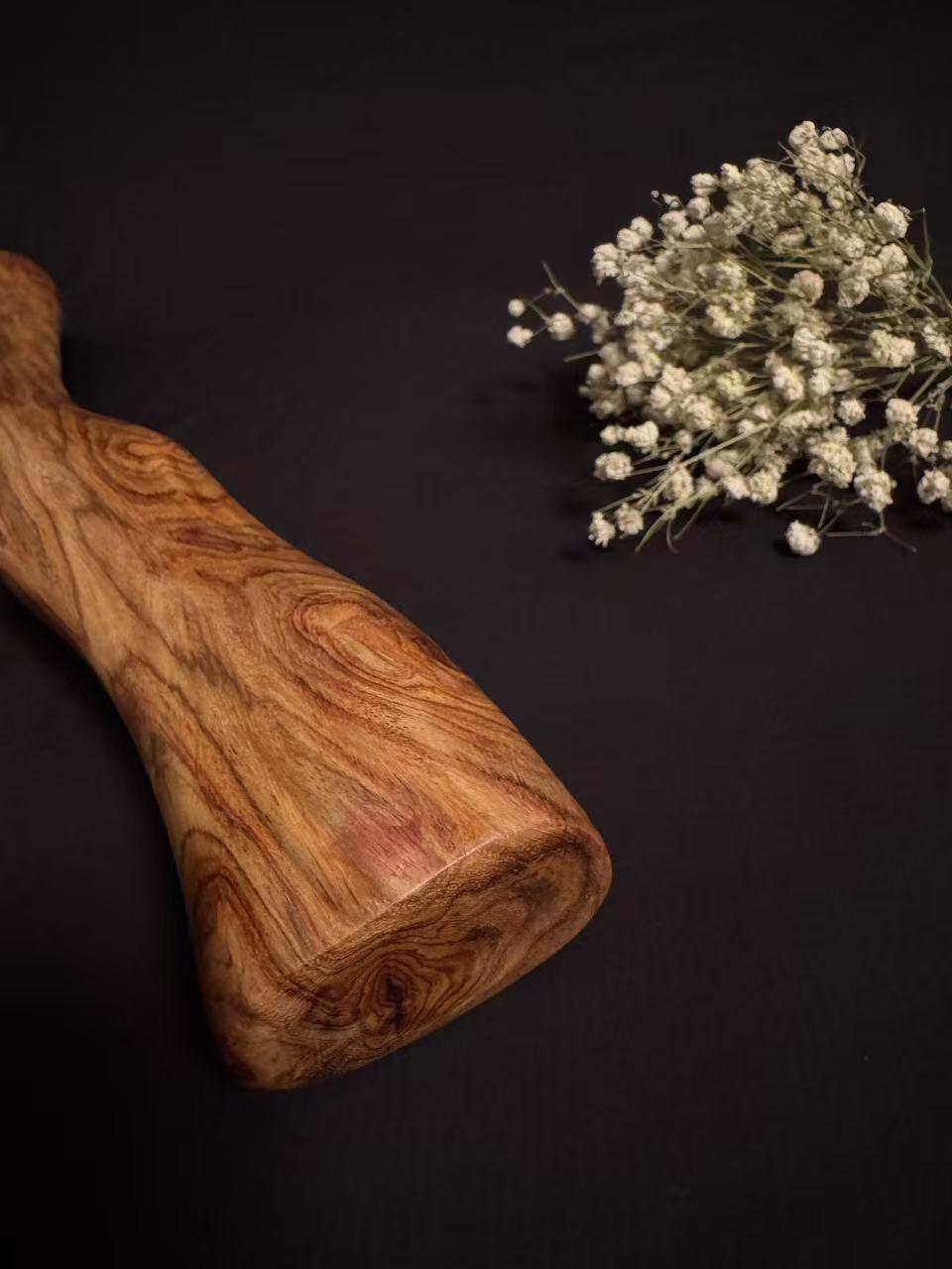 零元拍：NO.11终于在节前收到这批送出去加工的海南黄花梨随型把玩棍横财，这也许就是玩木头的乐趣吧，每一个花纹都独一无二，是自然与匠心的完美邂逅。 它保留了木材最本真的曲线，每一处起伏都像是时光在木头上留下的指纹。尺寸：550/55/30MM