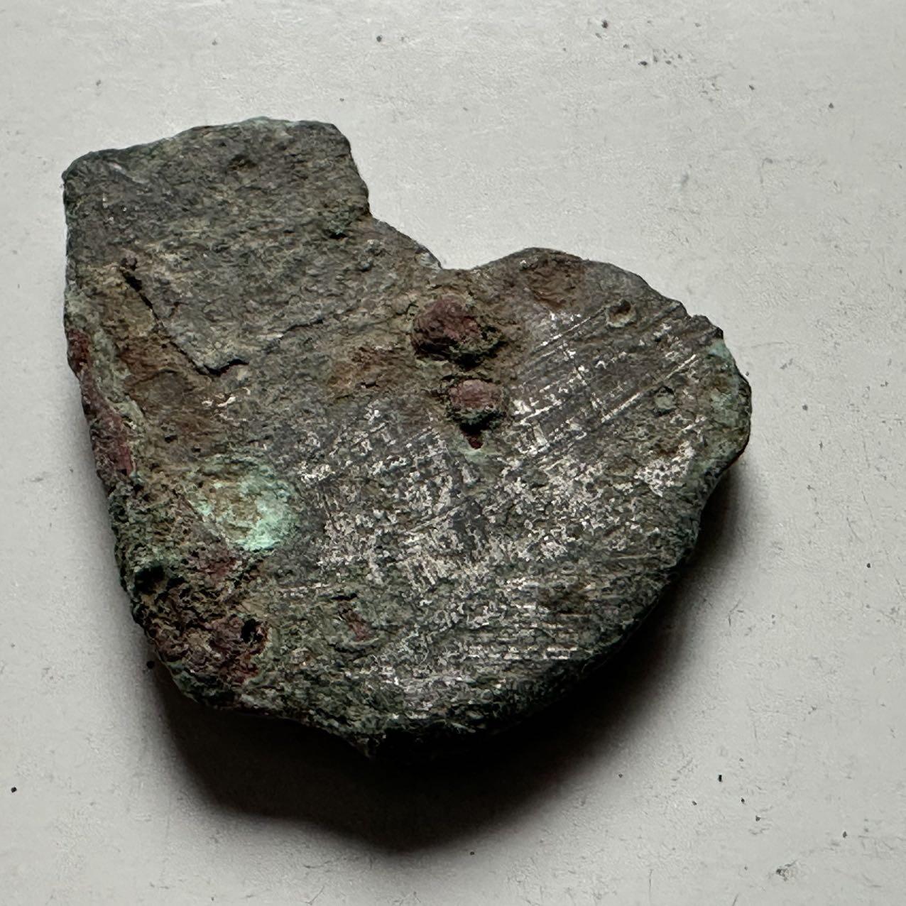 🌹外币初藏🌹🐯2026年第24场  每周二四六晚8️⃣点 接代拍 中国唐代鎏金铜佛背光残件 双叶纹 长约2cm 重约2.4g 生坑绿锈