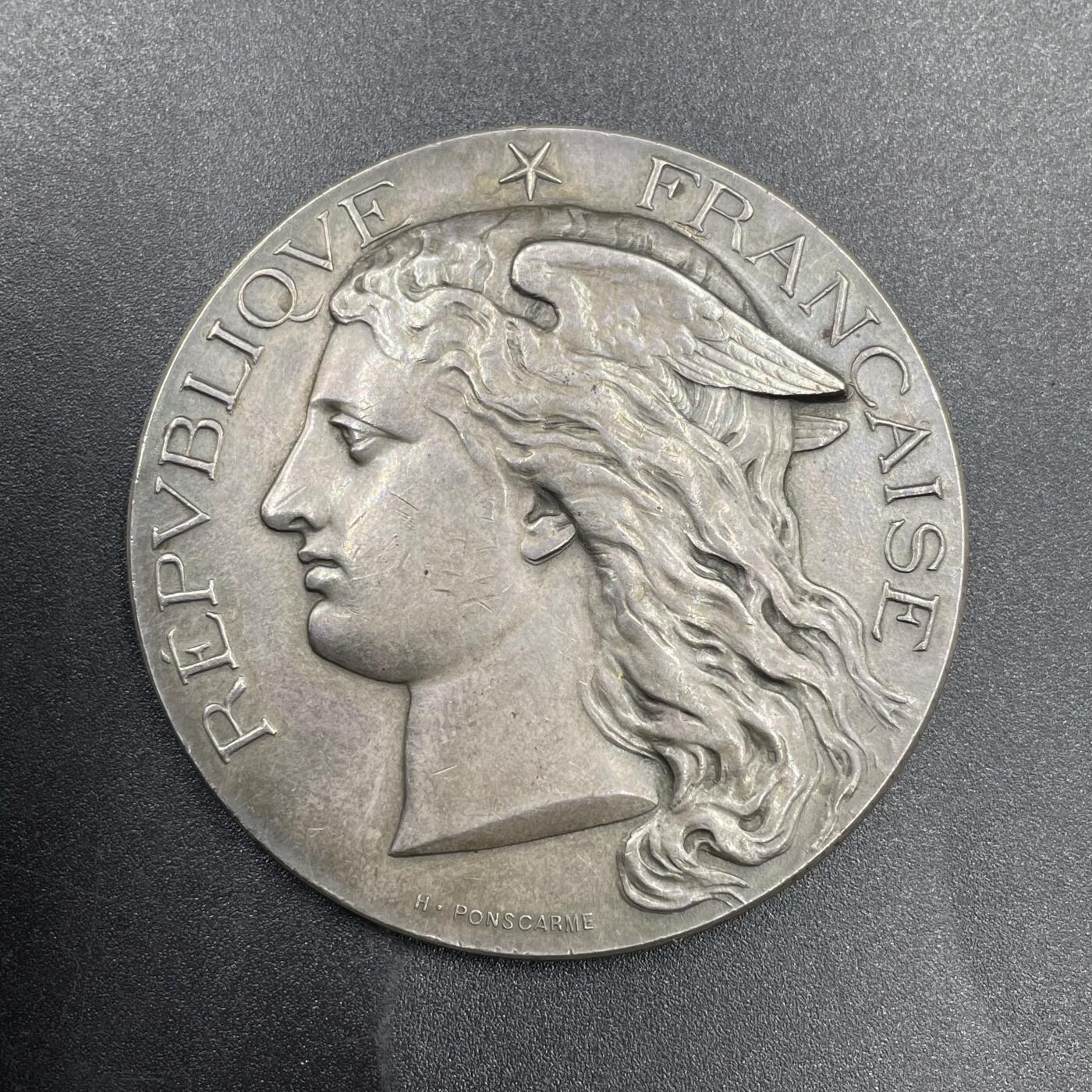 「木头集藏」章牌专场-第69场   H. Ponscarme～1890年法国卫生部银章，直径：50mm，66.2 g，边铭：丰饶角ARGENT。背面的许癸厄亚之碗是药学的象征，多被描绘为一个砵状的药盘，由名医阿斯克勒庇俄斯的女儿、健康女神许癸厄亚所拥有，许癸厄亚以此碗喂饲一条长蛇。