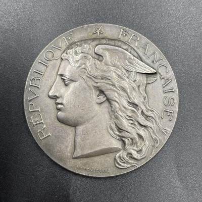 「木头集藏」章牌专场-第69场 -   H. Ponscarme～1890年法国卫生部银章，直径：50mm，66.2 g，边铭：丰饶角ARGENT。背面的许癸厄亚之碗是药学的象征，多被描绘为一个砵状的药盘，由名医阿斯克勒庇俄斯的女儿、健康女神许癸厄亚所拥有，许癸厄亚以此碗喂饲一条长蛇。