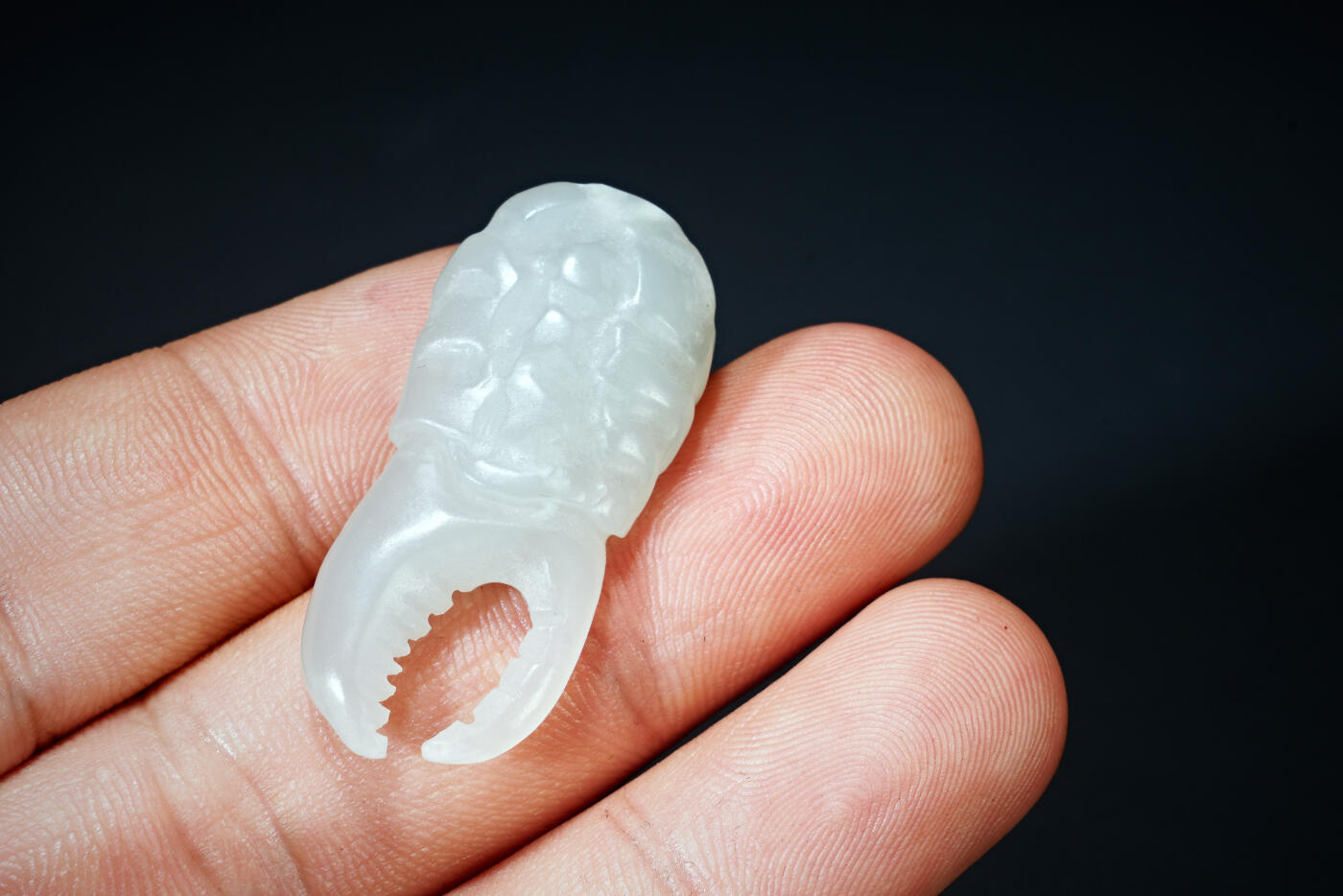 上海都达杂项专场四十四【全场包邮】  天然和田玉精雕《手里有钳》挂件91-109