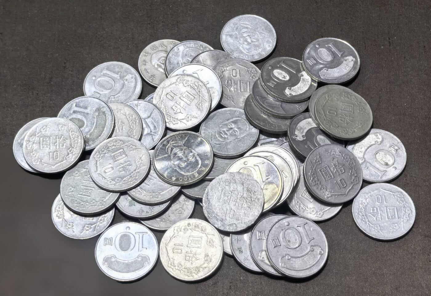 北京马甸外国币专卖第148期，外国币，中国早期纪念币专场，陆续上拍，欢迎关注 弯弯10元流通币，纪念币各25枚，一共50枚