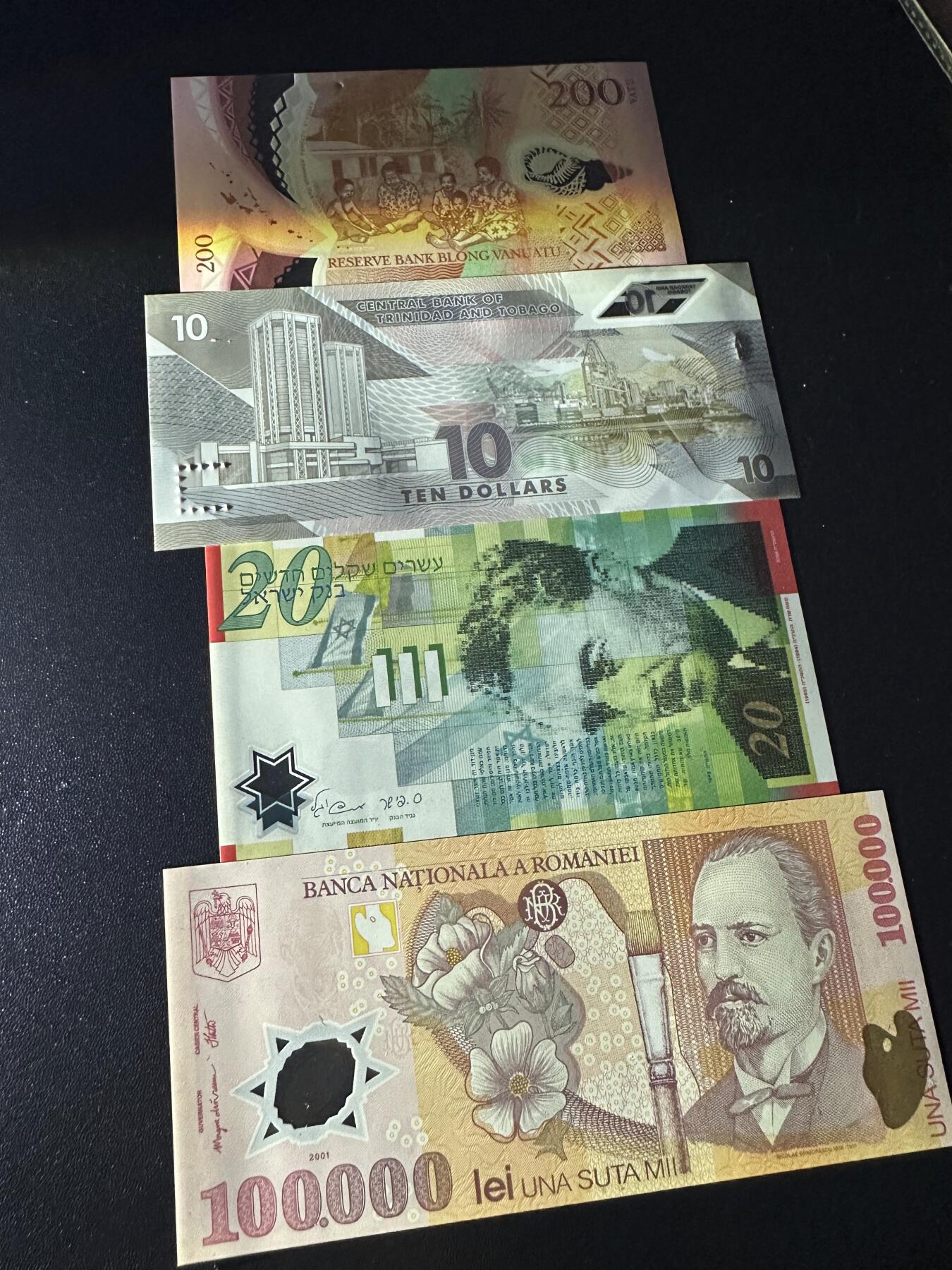 《外钞收藏家》第六百一十四期（精选场）（长期征集拍品、欢迎藏友们联系合作） 瓦努图200 AA冠豹子号666+特里达尼亚和多巴哥10 重复号660660圆圆号+以色列20无47+罗马尼亚10万A冠 四张塑料钞一起 全新UNC