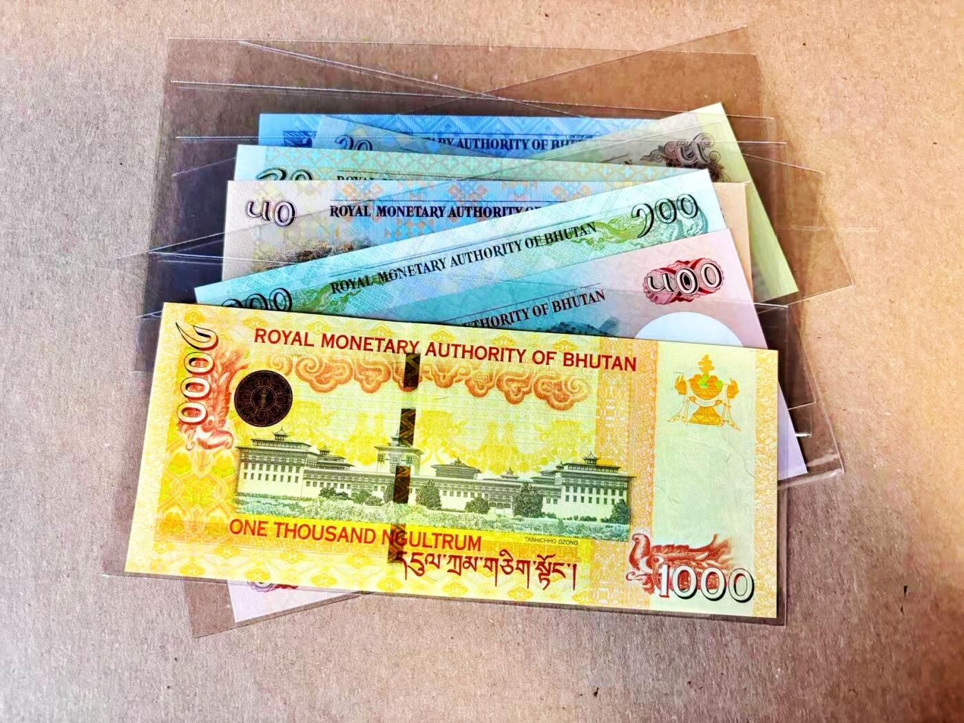 (800期大拍拍品火热征集中🔥）【Blue Auction】世界纸币精拍第790期——18级TOP拍卖/信誉/品质/专业/高效💫  【一组8张 含无47】不丹 1-1000努尔特鲁姆 全新UNC