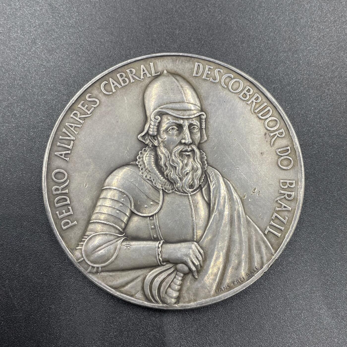 「木头集藏」章牌专场-第69场  瑞士雕刻家Hans Frei～1900年巴西银章 葡萄牙发现巴西400周年纪念 ，巴黎造币厂铸造，直径：58mm，76.4 g，边铭：丰饶角 ARGENT，少见银章品种！章正面是葡萄牙航海家、探险家佩德罗·阿尔瓦雷斯·卡布拉尔（Pedro Álvares Cabral，约1467年-约1520年），他被认定为最早抵达巴西的欧洲人。