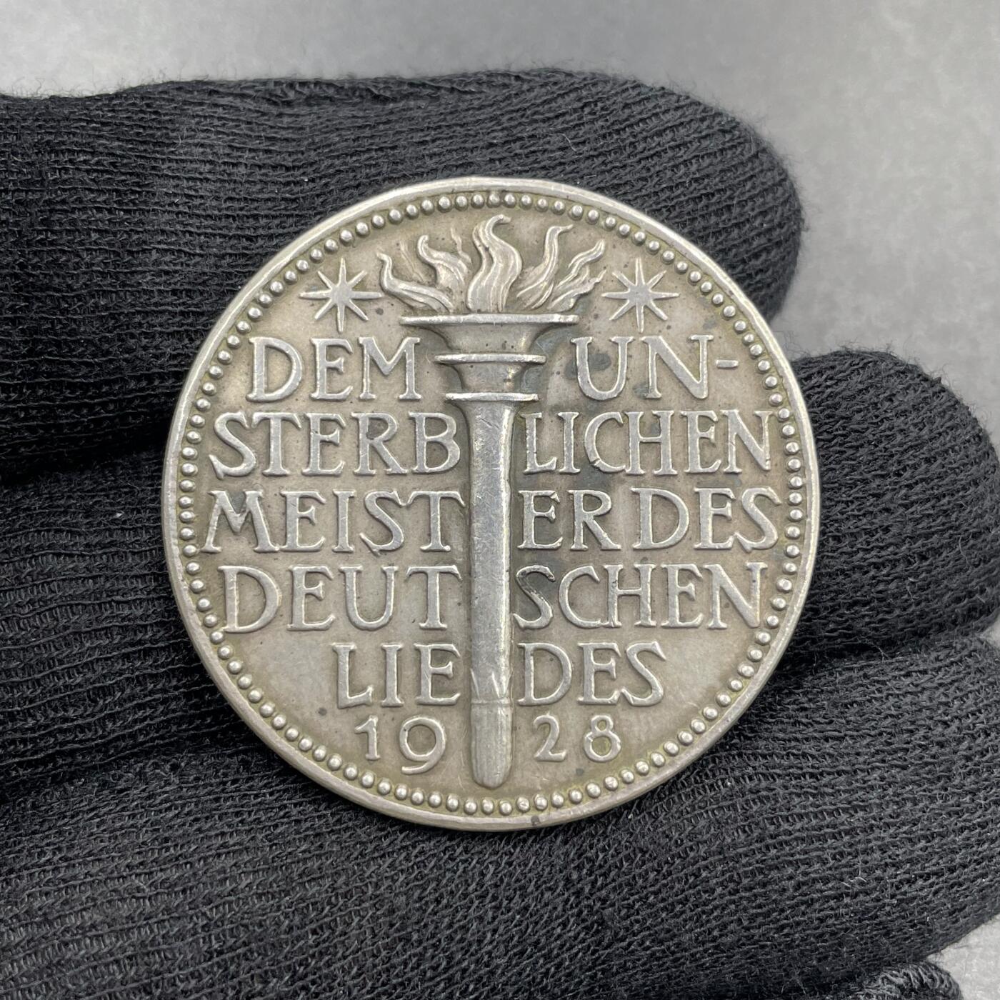 「木头集藏」章牌专场-第69场 Roth～德国1928年银章 音乐家舒伯特逝世100周年纪念，直径：36mm，19.6g，边铭：巴伐利亚造币厂+含银量900。正面是舒伯特肖像，背面文字大意为“献给不朽的德语歌曲大师”。