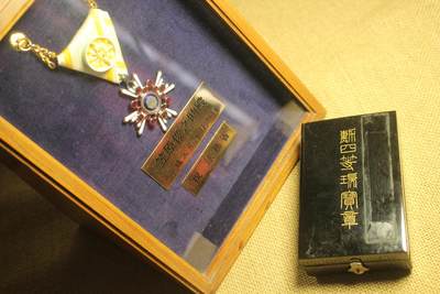 四等瑞宝章，银质珐琅局部镀金，战后式样，附法务省订制展示盒，库存品相  - 四等瑞宝章，银质珐琅局部镀金，战后式样，附法务省订制展示盒，库存品相 