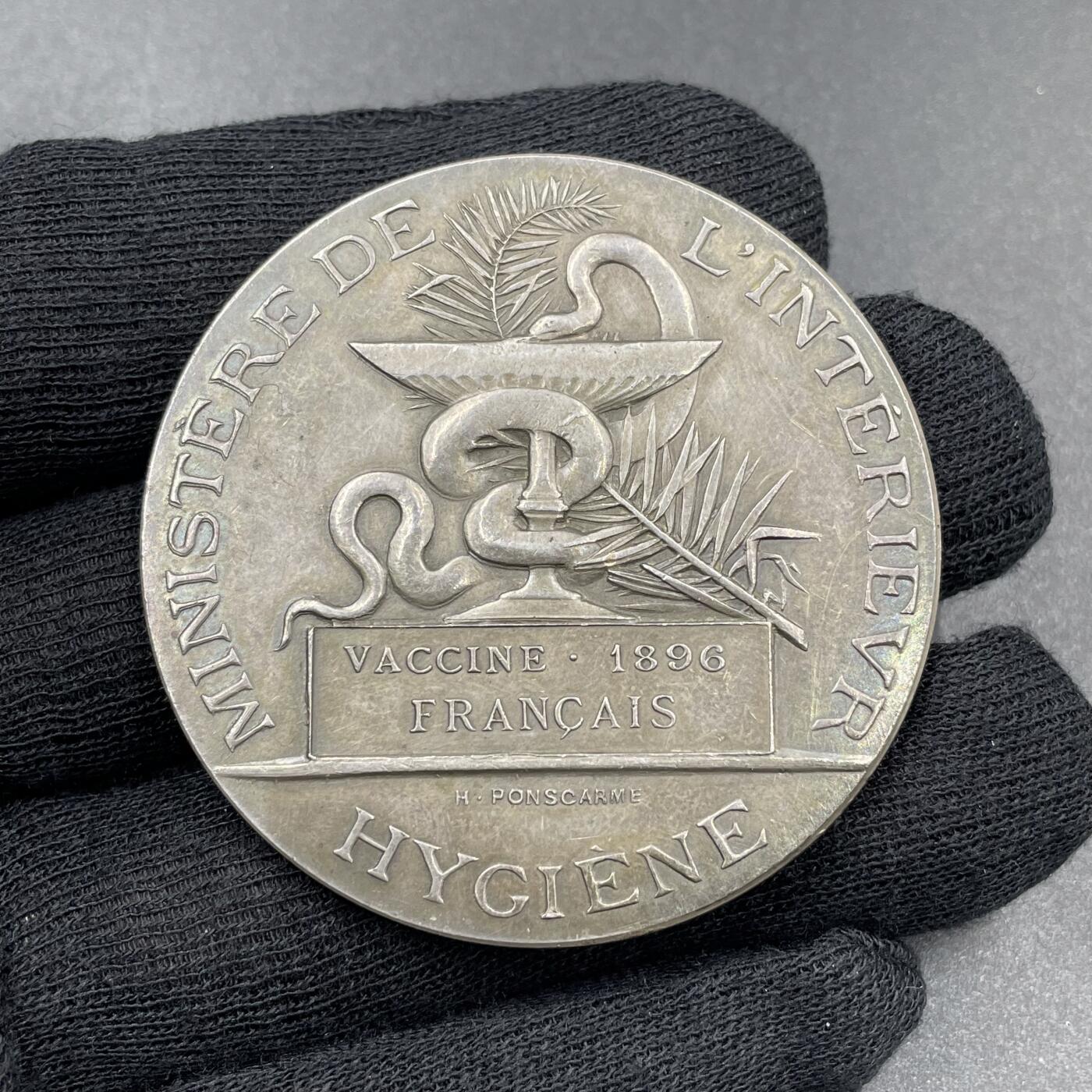 「木头集藏」章牌专场-第69场   H. Ponscarme～1890年法国卫生部银章，直径：50mm，66.2 g，边铭：丰饶角ARGENT。背面的许癸厄亚之碗是药学的象征，多被描绘为一个砵状的药盘，由名医阿斯克勒庇俄斯的女儿、健康女神许癸厄亚所拥有，许癸厄亚以此碗喂饲一条长蛇。