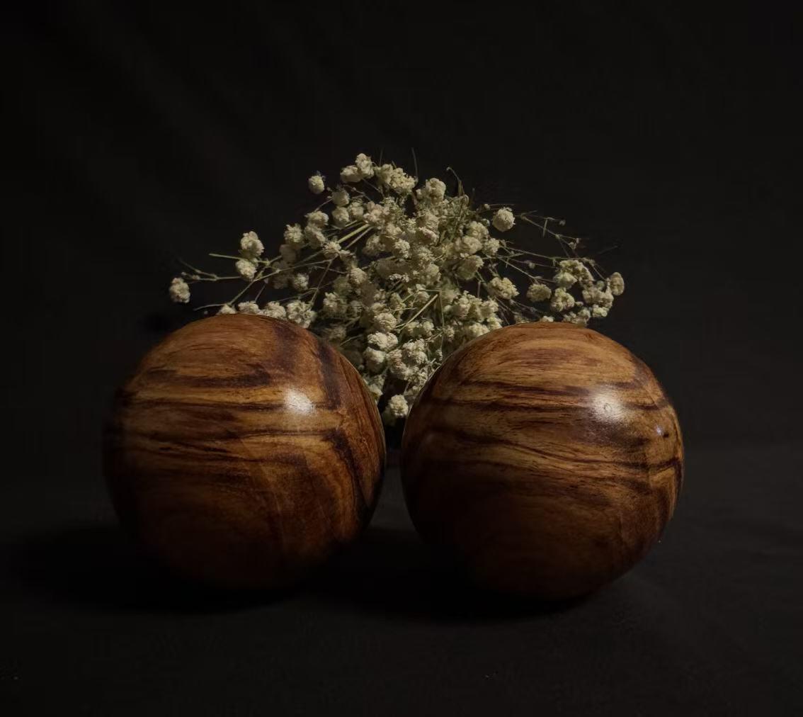 零元拍：  超美对眼海南黄花梨超大手球一对，尺寸：54-55MM