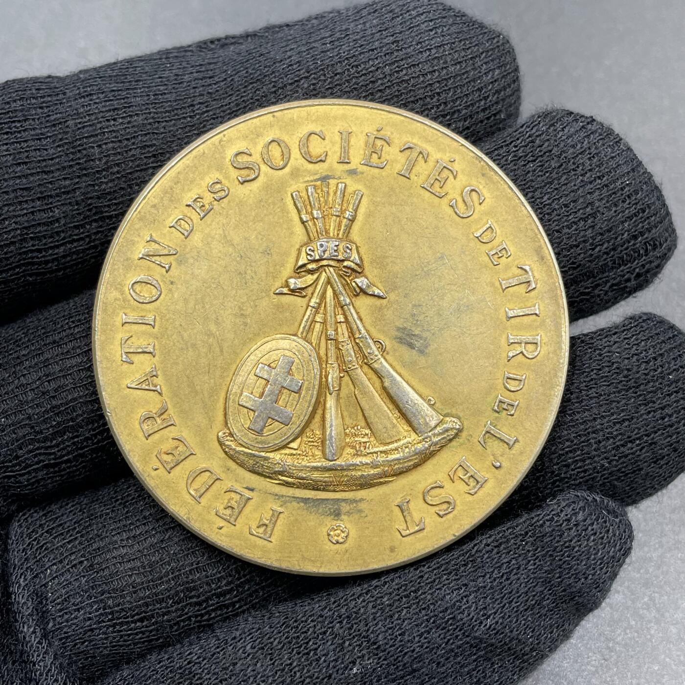 「木头集藏」章牌专场-第69场 1910年法国东部射击联合会科梅尔西第七届射击比赛镀金银章，  直径：46mm，46g，边铭：菱形厂标+ARGENT+野猪头银标。少见品种！科梅尔西（Commercy）是法国东北部城市，隶属于洛林大区默兹省，是该省副省会，素有“甜点小镇”之称。城市以玛德琳蛋糕发源地闻名，拥有圣潘塔莱昂教堂、陶瓷与象牙博物馆等文化地标。