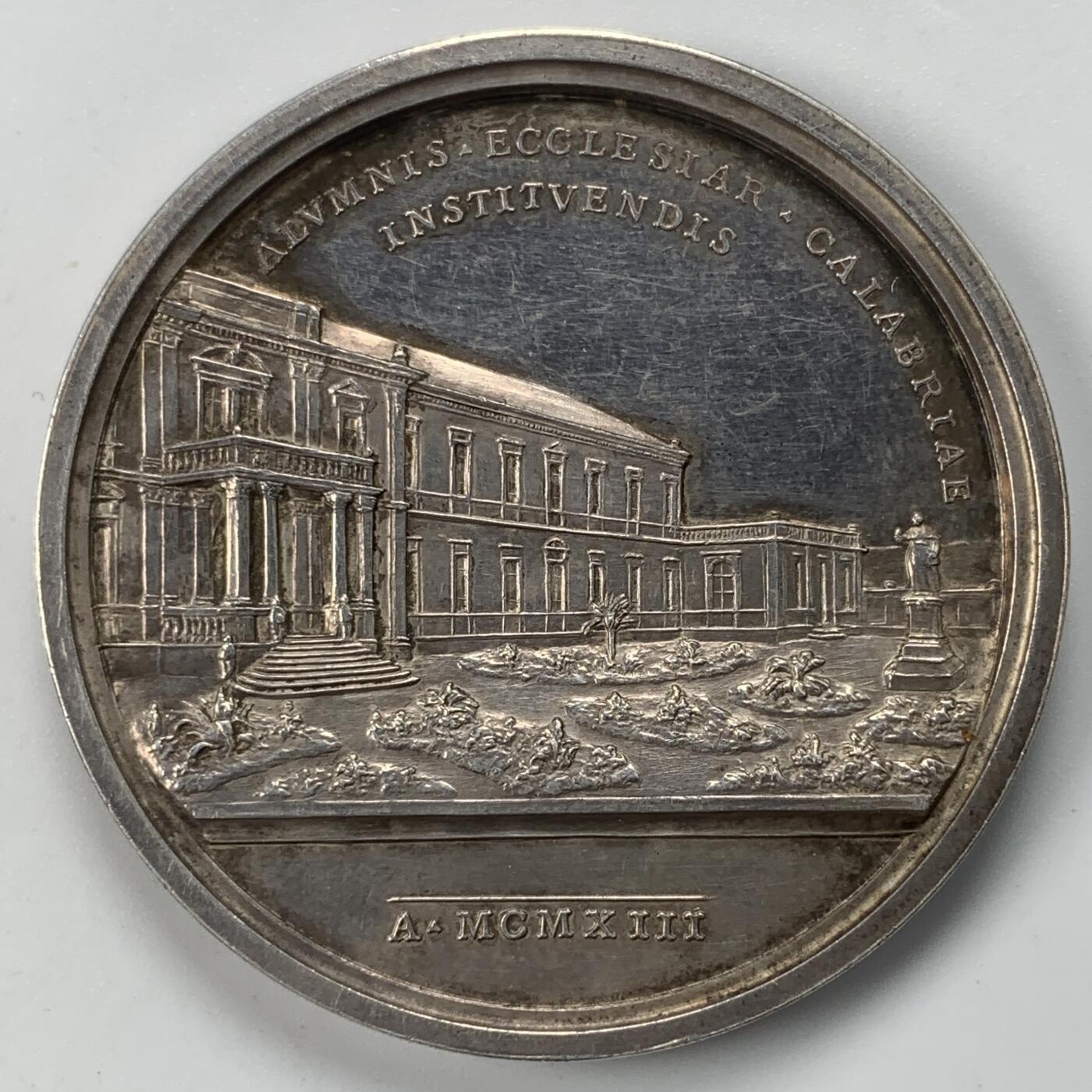 掌中浮雕-藏着的欧洲第053场 1913年梵蒂冈教皇庇护十世头像，卡拉布里亚神学院纪念银章，44 mm，35.7g