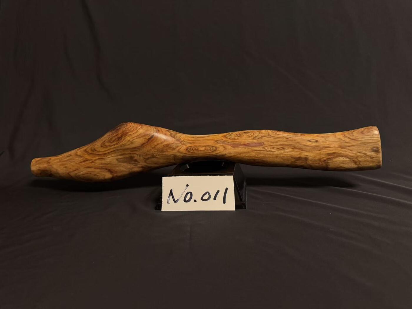 零元拍：NO.11终于在节前收到这批送出去加工的海南黄花梨随型把玩棍横财，这也许就是玩木头的乐趣吧，每一个花纹都独一无二，是自然与匠心的完美邂逅。 它保留了木材最本真的曲线，每一处起伏都像是时光在木头上留下的指纹。尺寸：550/55/30MM