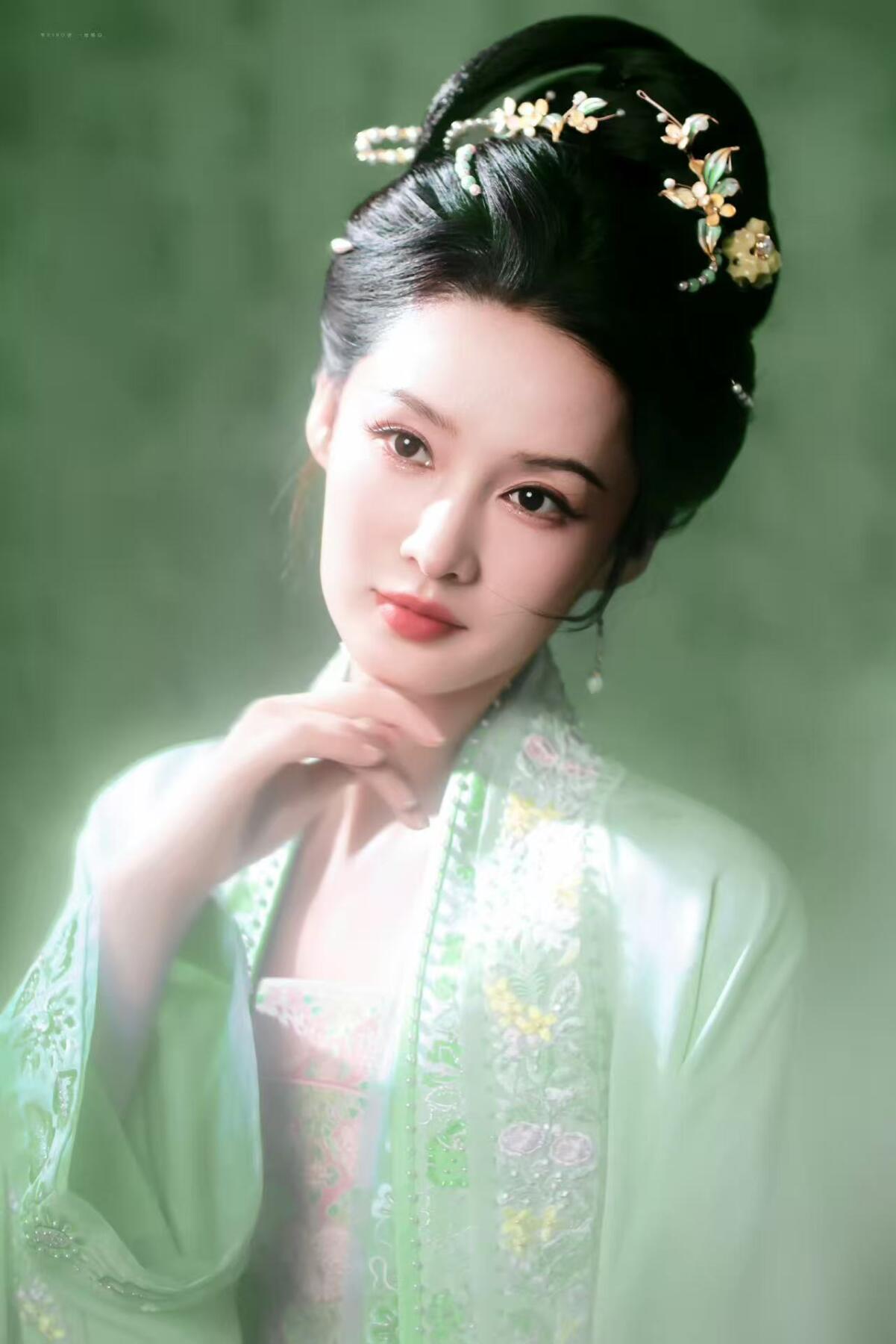 零元拍： 桂落秋窗，词韵千年！你们要的李沁终于来了……2026马年春晚《贺花神》八月桂花花神饰演者李沁亲签春帖！