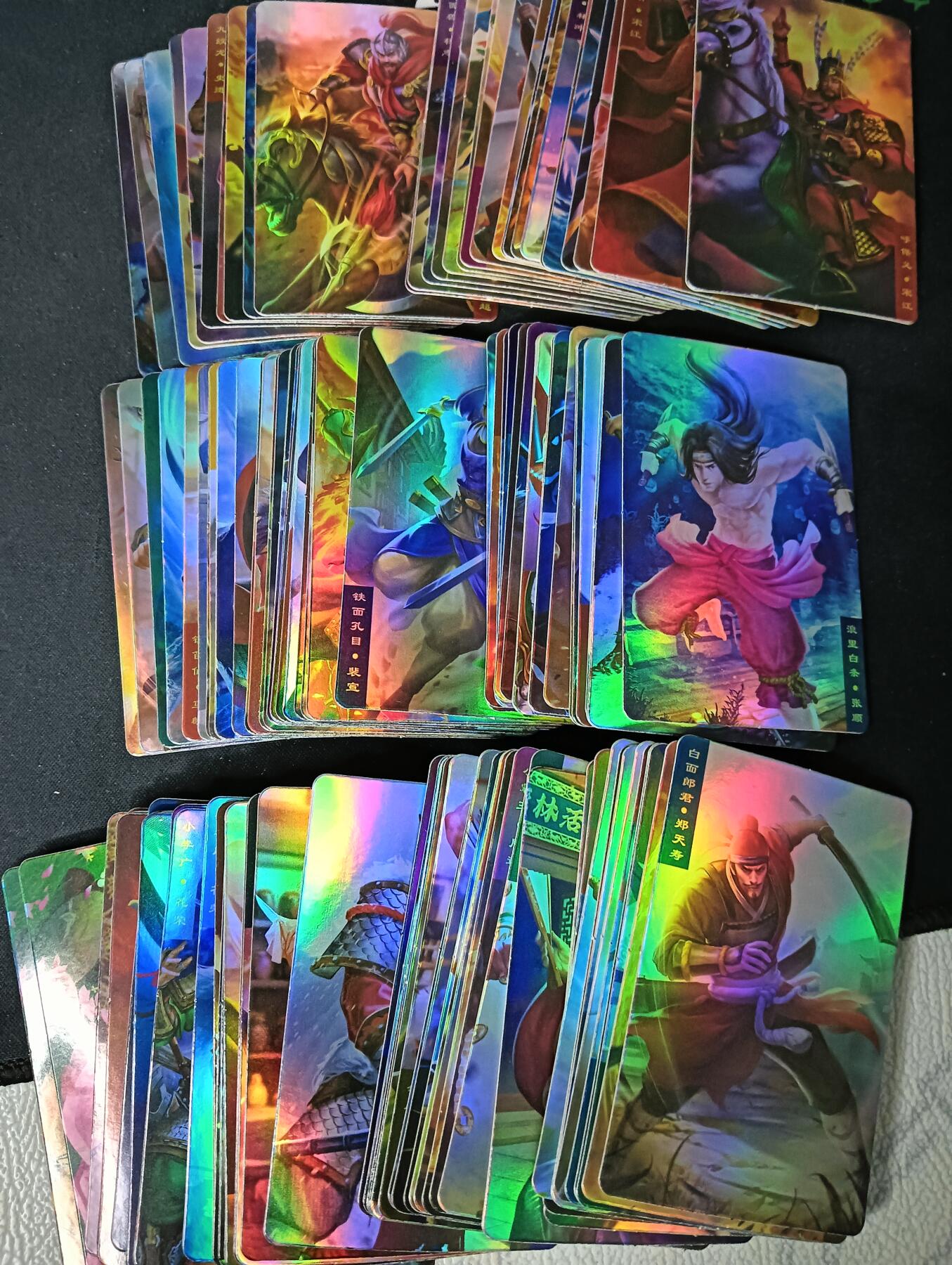 花开卡拍第61期（3月7号周六截拍，品控勿拍!!!拍品不寄存，运费5元（新疆需补运费差价或顺丰到付），自制卡难免瑕疵，可能存在轻微撞角爆边等出厂瑕疵，品控介意勿拍！） 【新疆顺丰到付】鲁艺摩点众筹水浒英雄榜（镭射版），130+张，鲁艺经典渣渣卡，品相一般默认瑕疵介意勿拍