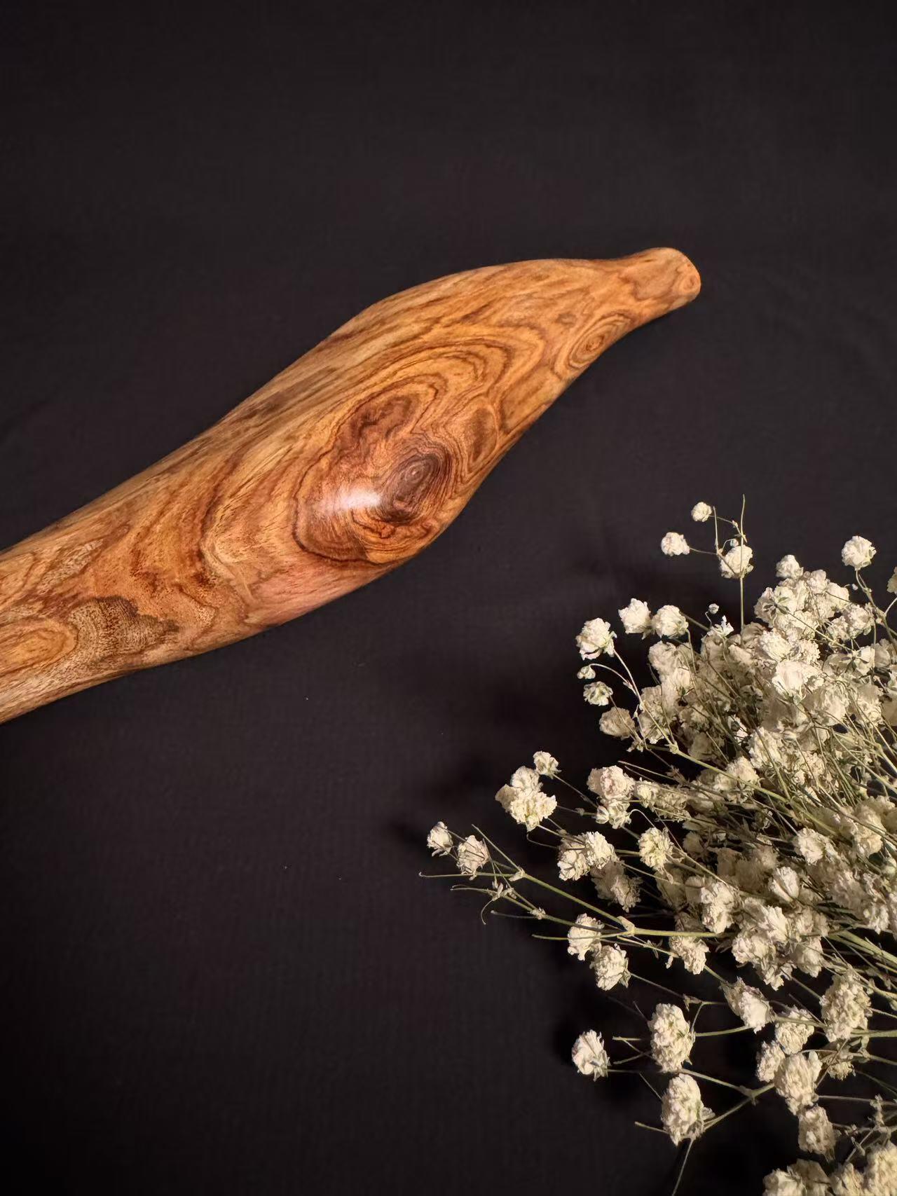 零元拍：NO.11终于在节前收到这批送出去加工的海南黄花梨随型把玩棍横财，这也许就是玩木头的乐趣吧，每一个花纹都独一无二，是自然与匠心的完美邂逅。 它保留了木材最本真的曲线，每一处起伏都像是时光在木头上留下的指纹。尺寸：550/55/30MM