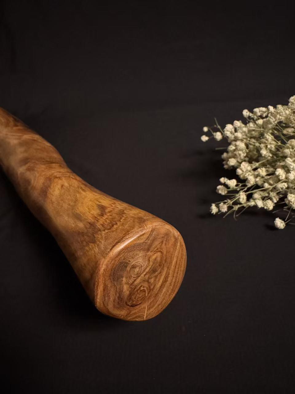 零元拍：NO.13终于在节前收到这批送出去加工的海南黄花梨随型把玩棍横财，这也许就是玩木头的乐趣吧，每一个花纹都独一无二，是自然与匠心的完美邂逅。 它保留了木材最本真的曲线，每一处起伏都像是时光在木头上留下的指纹。尺寸：565/40/50MM