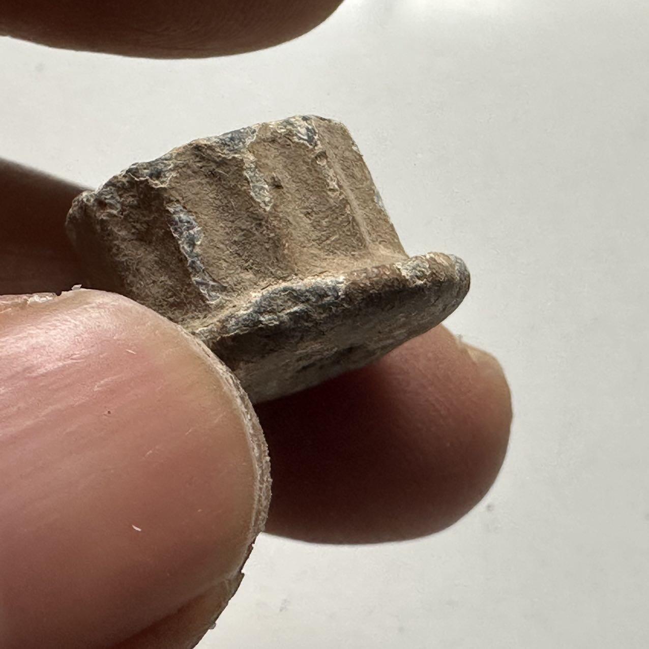 🌹外币初藏🌹🐯2026年第24场  每周二四六晚8️⃣点 接代拍 中国唐代青铜瓜棱纹佛座残件 高约12mm 直径约16mm 重25.3g 生坑绿锈