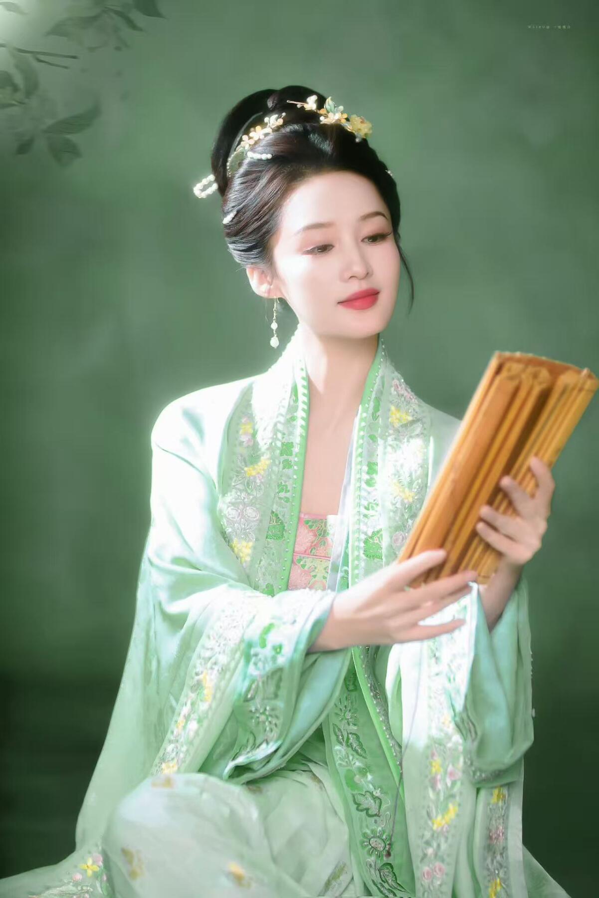 零元拍： 桂落秋窗，词韵千年！你们要的李沁终于来了……2026马年春晚《贺花神》八月桂花花神饰演者李沁亲签春帖！