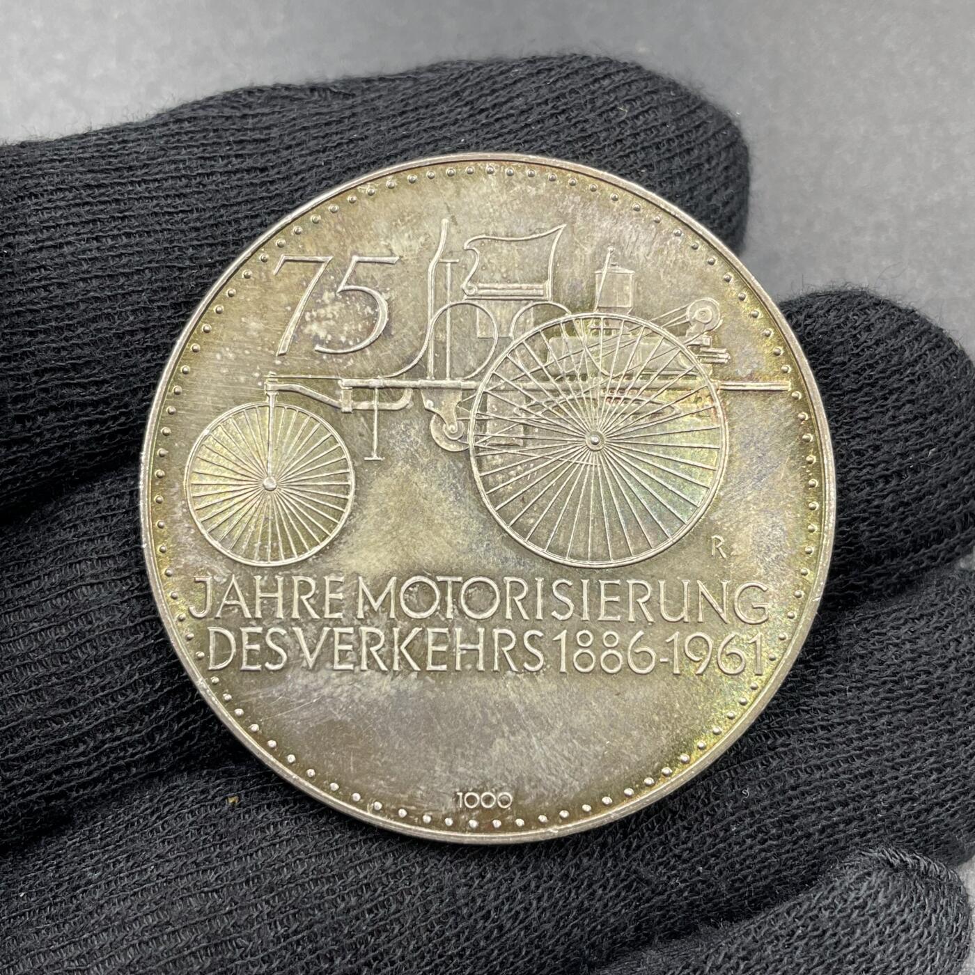 「木头集藏」章牌专场-第69场 Roth～1961年德国汽车工业75周年纪念银章，直径：40mm，25g，包浆漂亮，背面有1000银标（千足银）。正面肖像是世界汽车工业的先驱卡尔·本茨和戈特利布·戴姆勒。1886年卡尔·本茨发明三轮汽车并获专利，戴姆勒同期发明四轮汽车。1926年两家公司合并为戴姆勒-奔驰汽车公司。