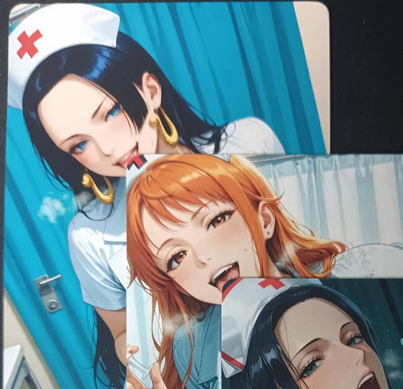 花开卡拍第61期（3月7号周六截拍，品控勿拍!!!拍品不寄存，运费5元（新疆需补运费差价或顺丰到付），自制卡难免瑕疵，可能存在轻微撞角爆边等出厂瑕疵，品控介意勿拍！） 皇帝新衣 op护士三人组3张 正反面 折光彩闪