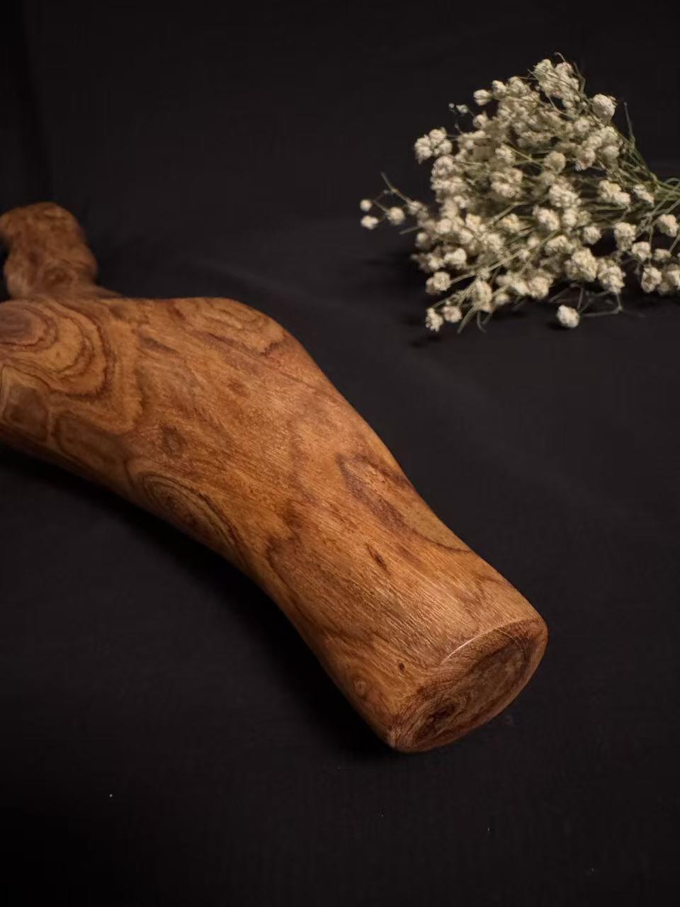 零元拍：NO.11终于在节前收到这批送出去加工的海南黄花梨随型把玩棍横财，这也许就是玩木头的乐趣吧，每一个花纹都独一无二，是自然与匠心的完美邂逅。 它保留了木材最本真的曲线，每一处起伏都像是时光在木头上留下的指纹。尺寸：550/55/30MM