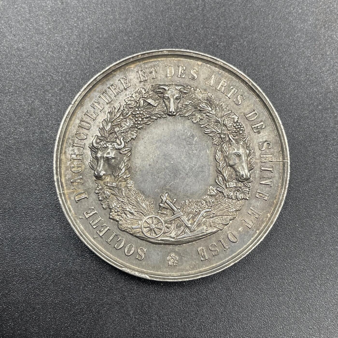 「木头集藏」章牌专场-第69场 法国塞纳-瓦兹省农业与艺术协会银奖章，直径：42 mm，36.3 g，边铭：蜜蜂 ARGENT，品相不错。