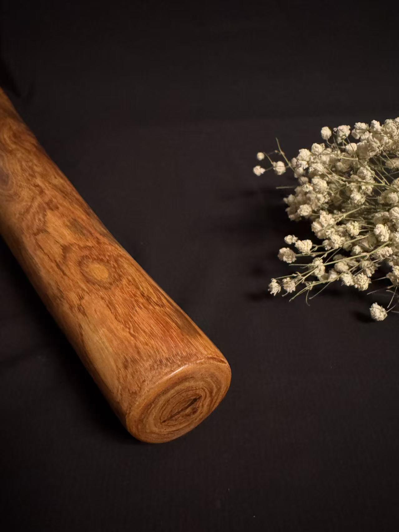 零元拍：NO.13终于在节前收到这批送出去加工的海南黄花梨随型把玩棍横财，这也许就是玩木头的乐趣吧，每一个花纹都独一无二，是自然与匠心的完美邂逅。 它保留了木材最本真的曲线，每一处起伏都像是时光在木头上留下的指纹。尺寸：565/40/50MM