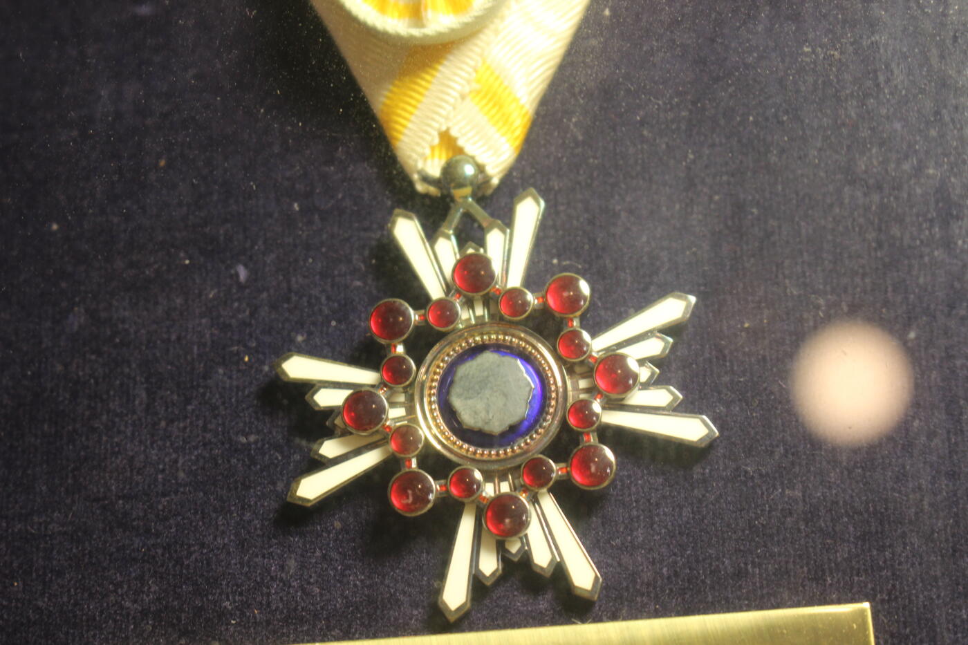 四等瑞宝章，银质珐琅局部镀金，战后式样，附法务省订制展示盒，库存品相 