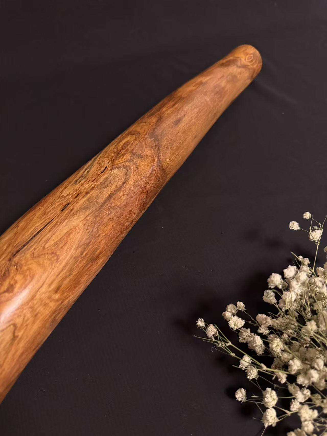 零元拍：NO.13终于在节前收到这批送出去加工的海南黄花梨随型把玩棍横财，这也许就是玩木头的乐趣吧，每一个花纹都独一无二，是自然与匠心的完美邂逅。 它保留了木材最本真的曲线，每一处起伏都像是时光在木头上留下的指纹。尺寸：565/40/50MM